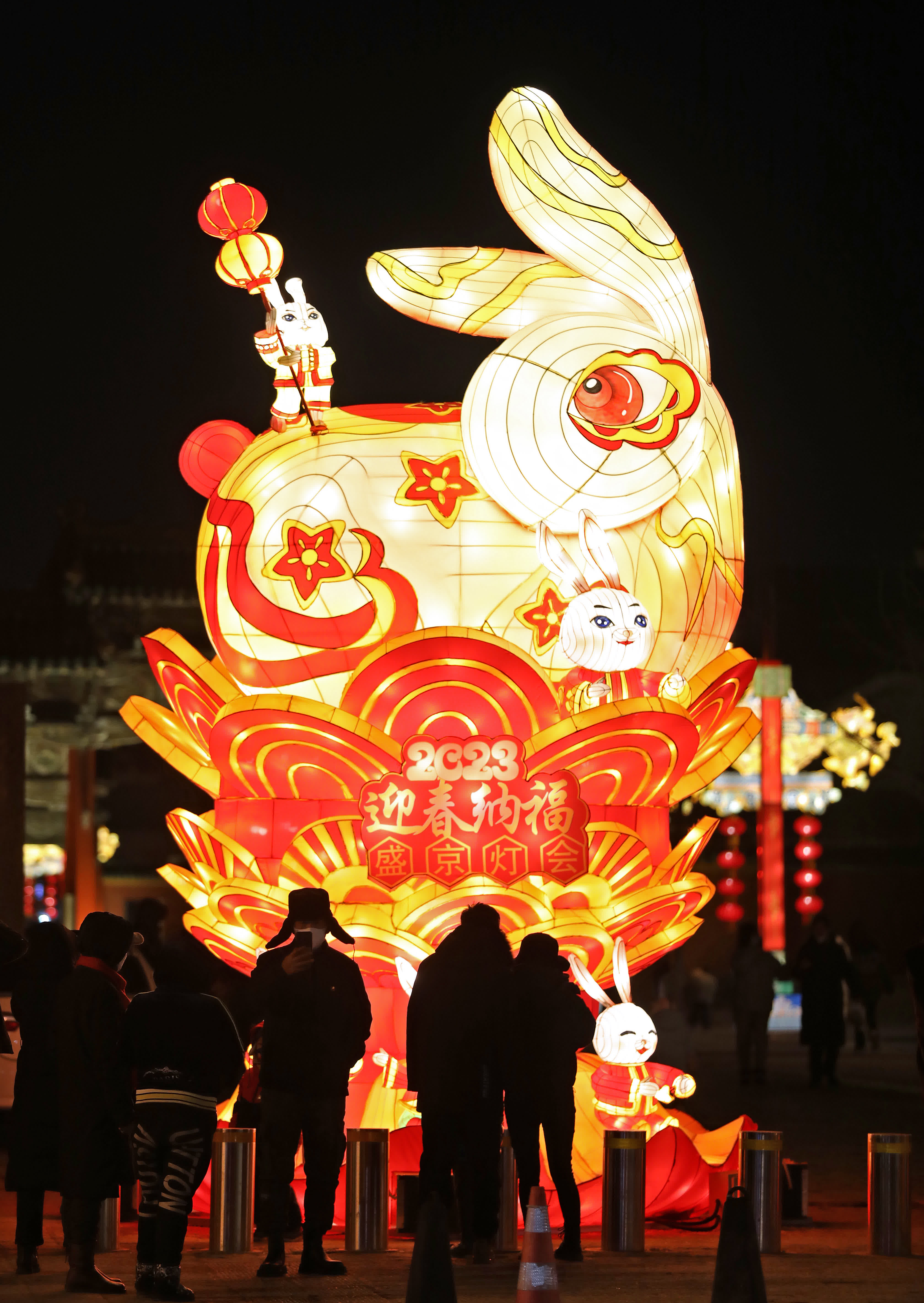 1月15日，遊客在瀋陽故宮門前廣場賞燈留影。（新華社）