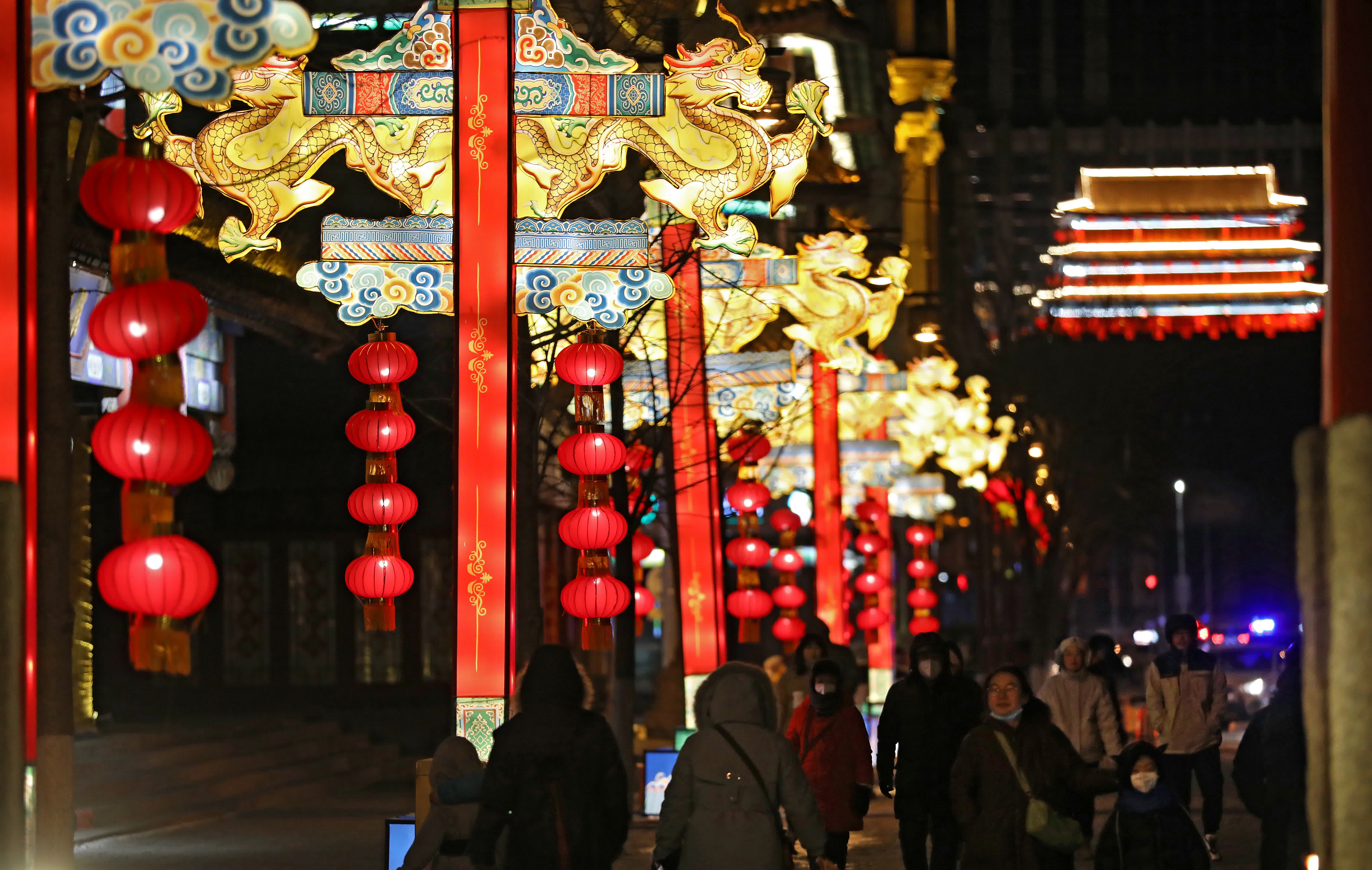 1月15日，遊客在瀋陽故宮門前欣賞花燈。（新華社）