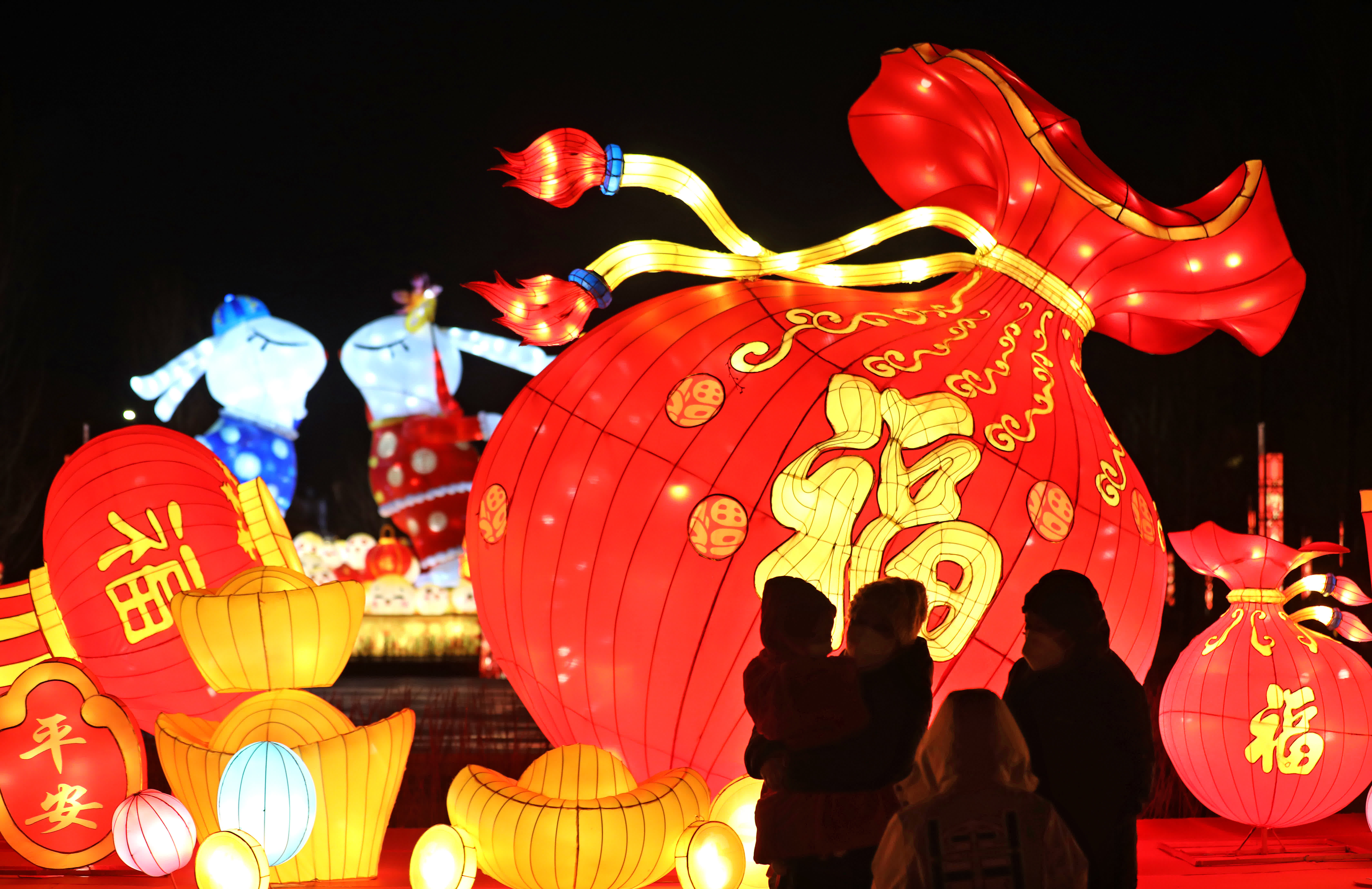 1月15日，遊客在瀋陽故宮門前廣場賞燈留影。（新華社）