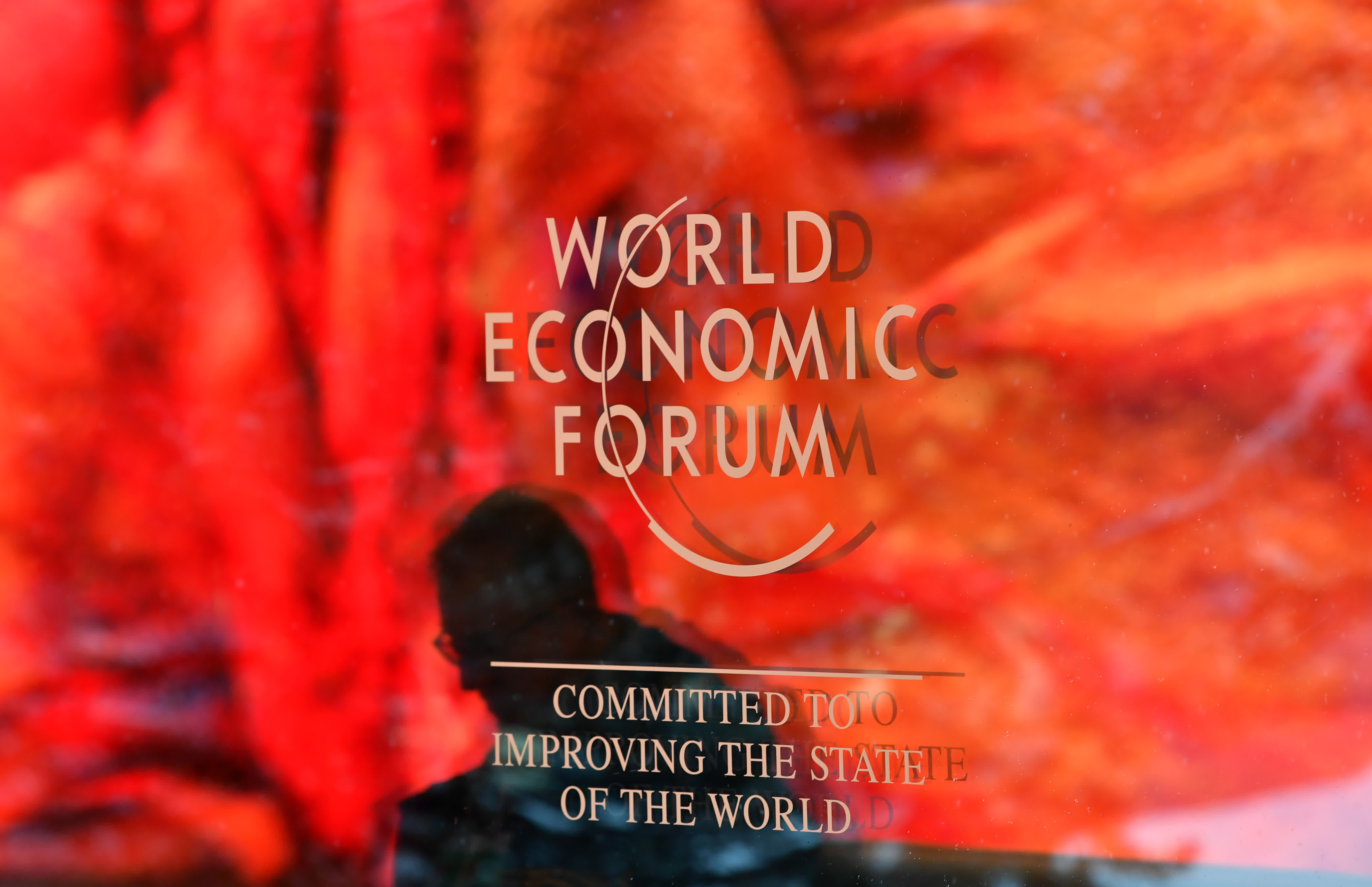 這是1月15日在瑞士達沃斯拍攝的世界經濟論壇標誌。（新華社）