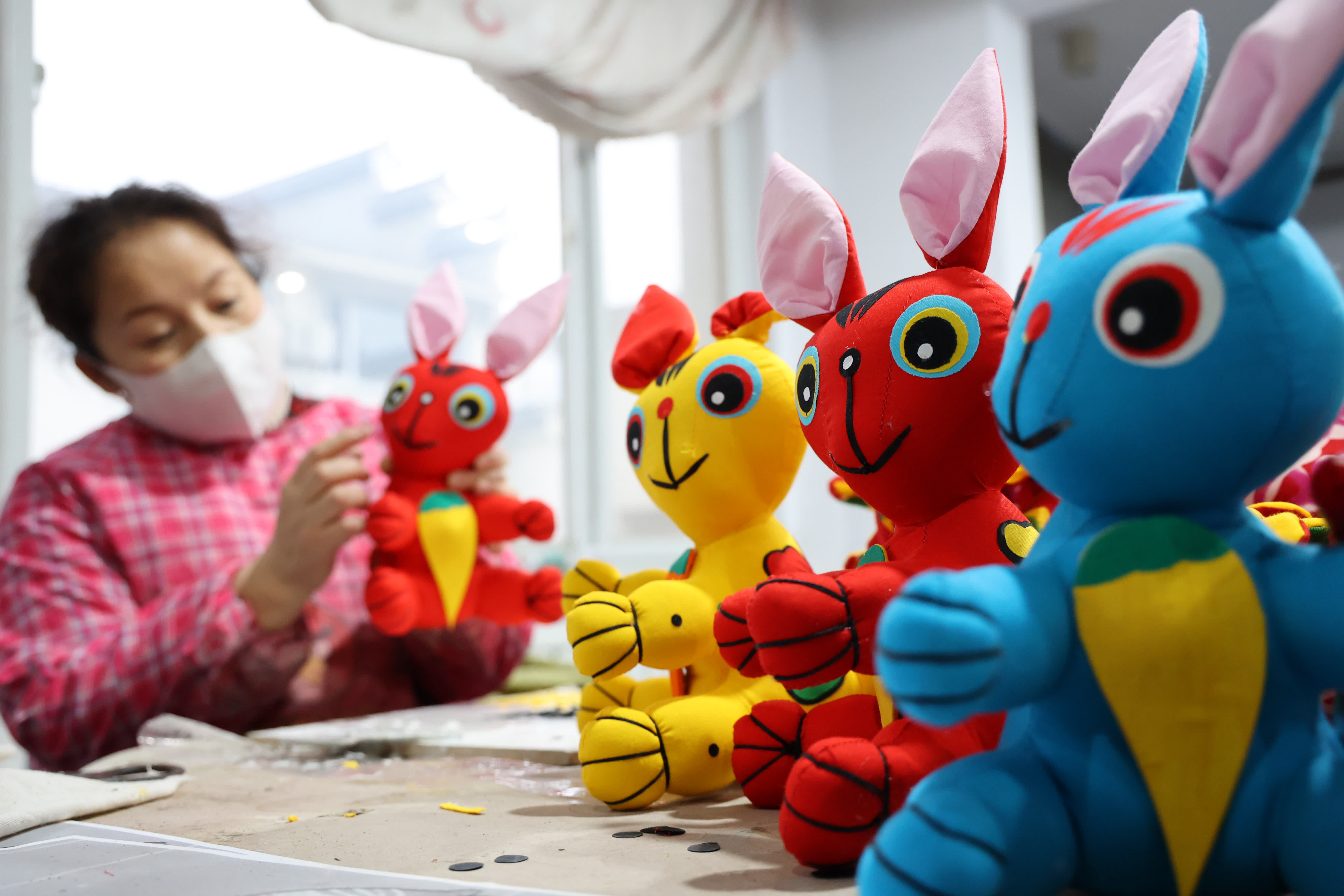 1月16日，手工藝人在山東省濱州市濱城區彭李街道的一家手工藝坊製作布藝兔。（新華社）