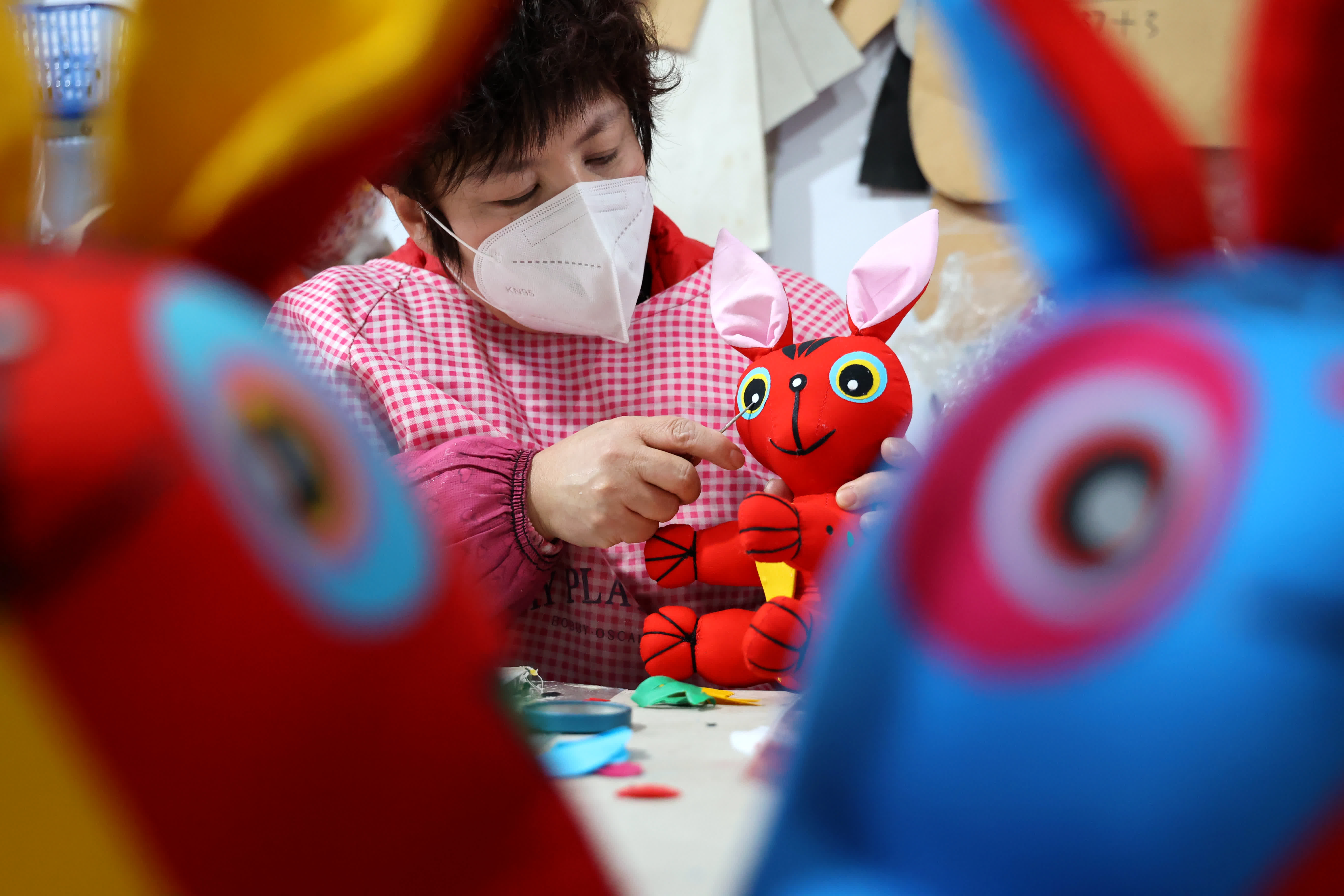 1月16日，手工藝人在山東省濱州市濱城區彭李街道的一家手工藝坊製作布藝兔。（新華社）