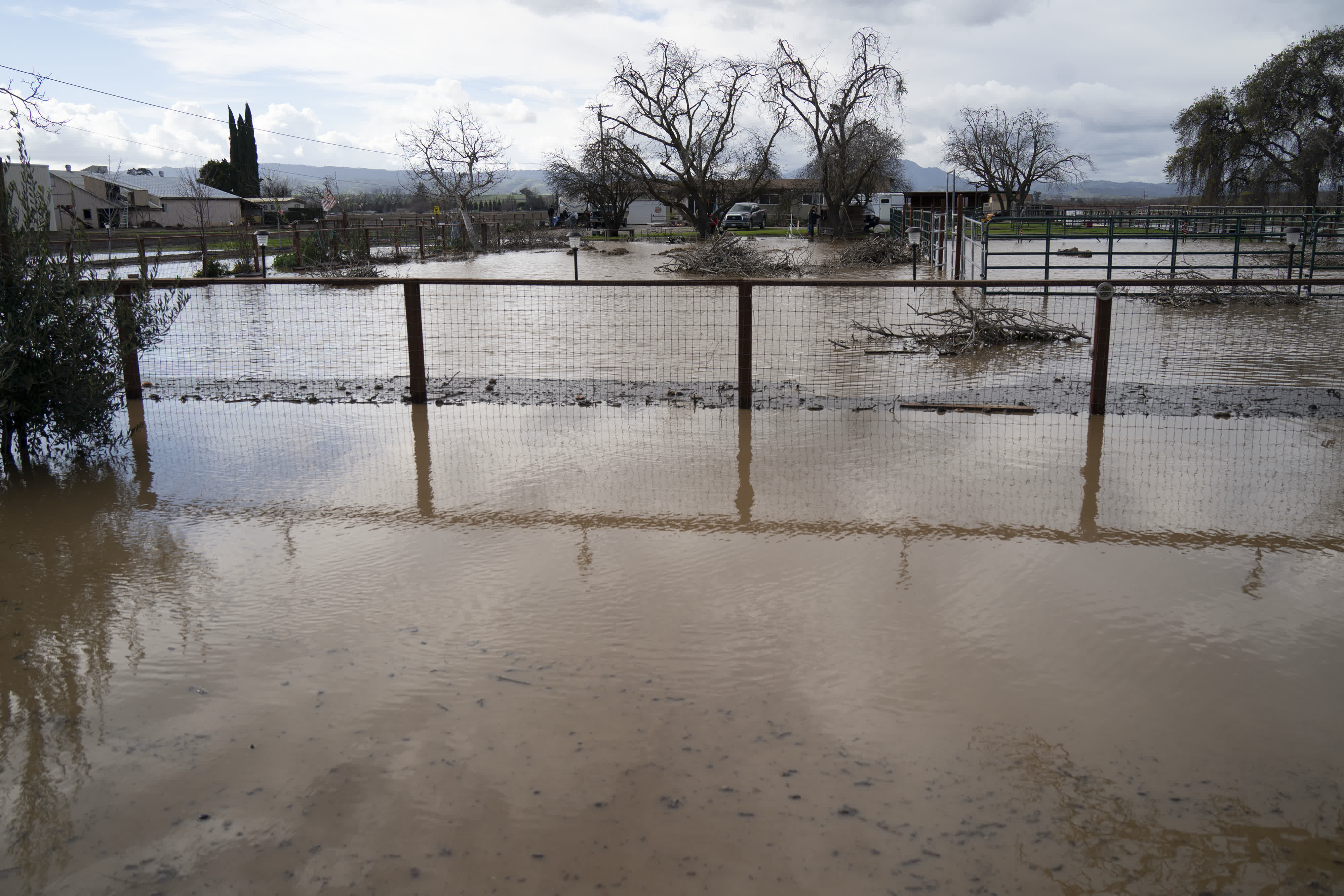 這是1月16日拍攝的美國加利福尼亞州康特拉科斯塔縣遭洪水侵襲的拜倫地區。（新華社）