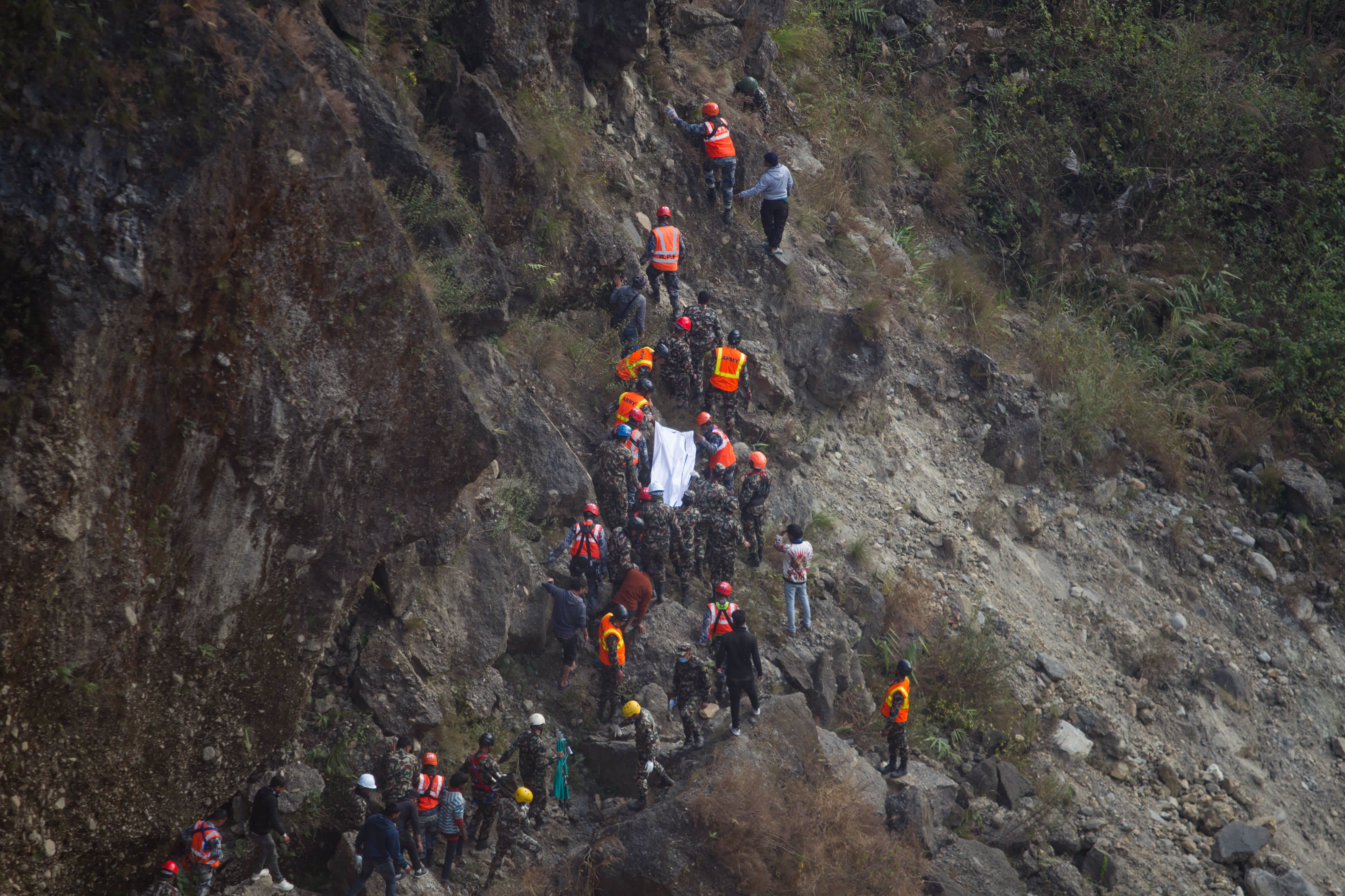 1月17日，救援人員在尼泊爾博克拉地區的墜機現場開展搜救工作。
