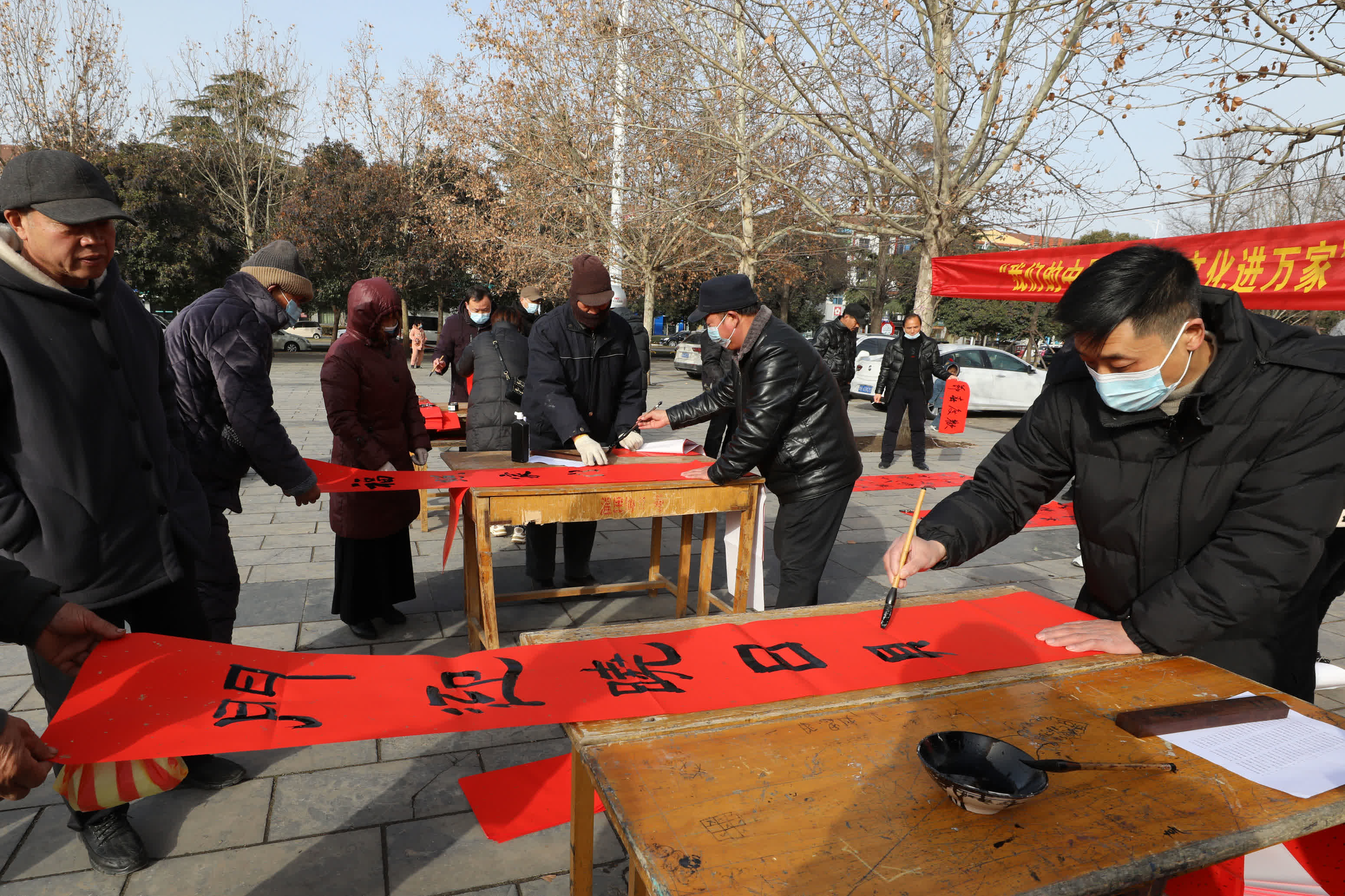 1月17日，在河南省焦作市溫縣文化廣場，書法家為市民書寫春聯。