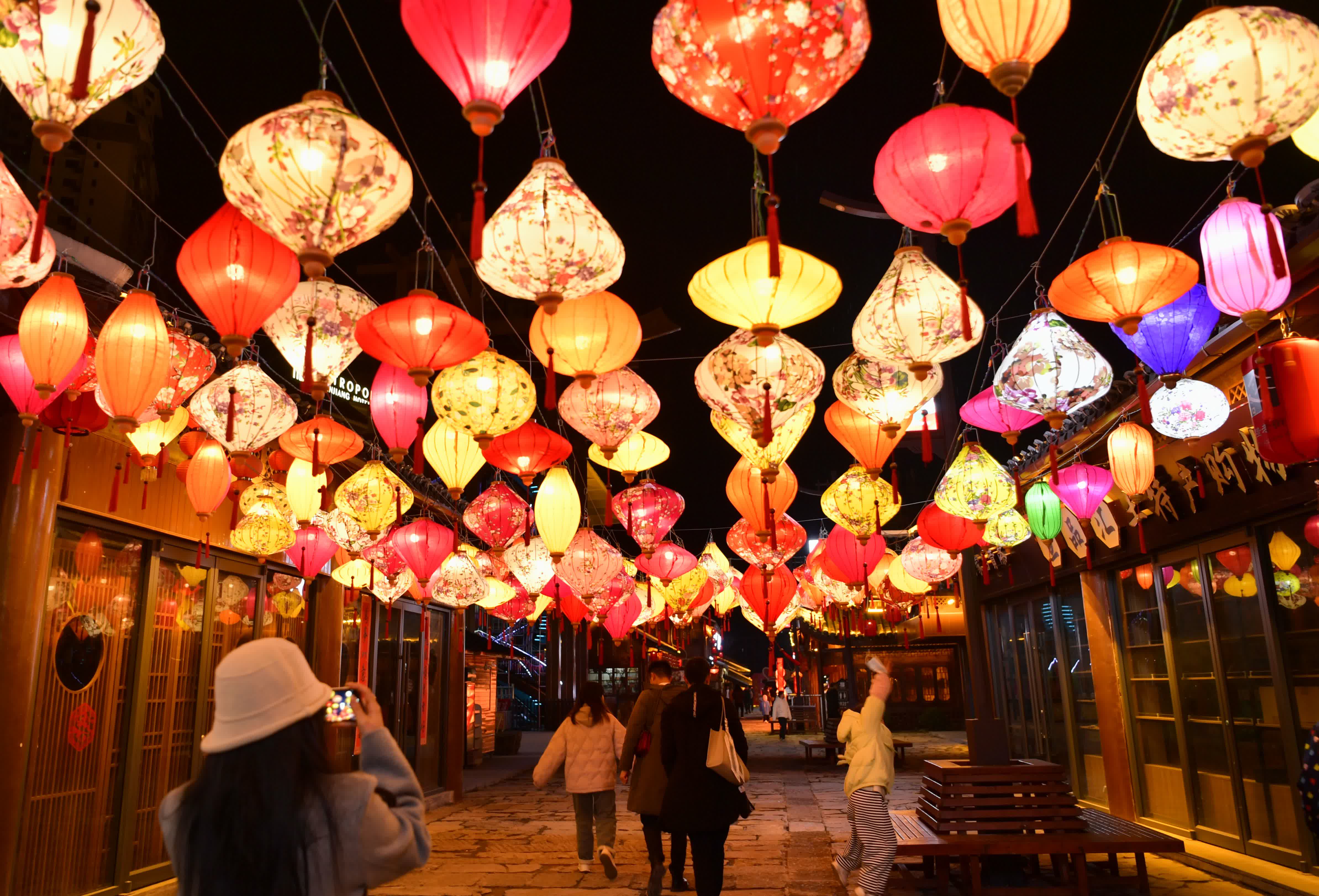 1月17日晚，人們在湖北省宣恩縣城興隆老綵燈走廊遊玩。