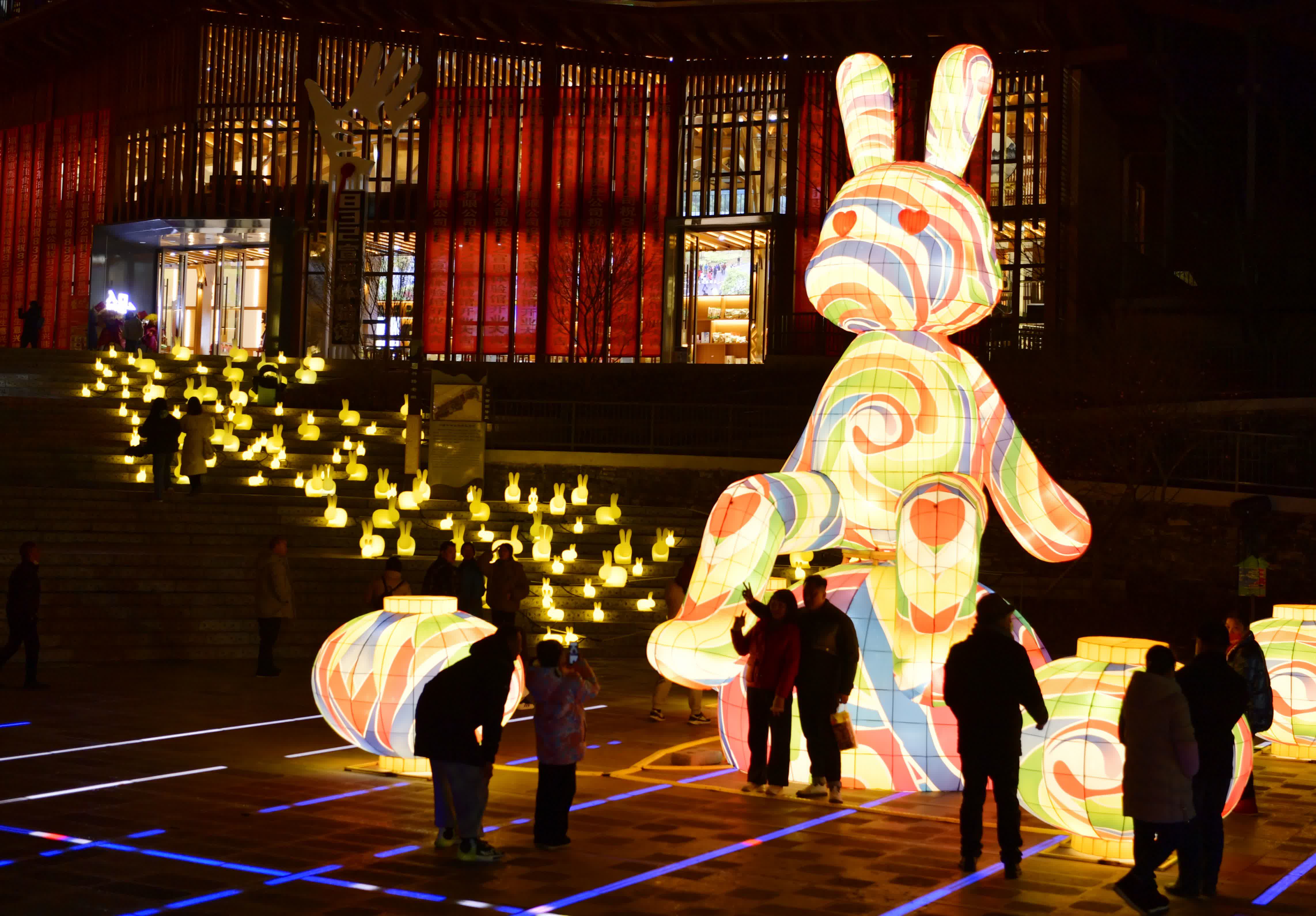 1月17日晚，人們在湖北省宣恩縣城興隆老街觀看兔元素綵燈。