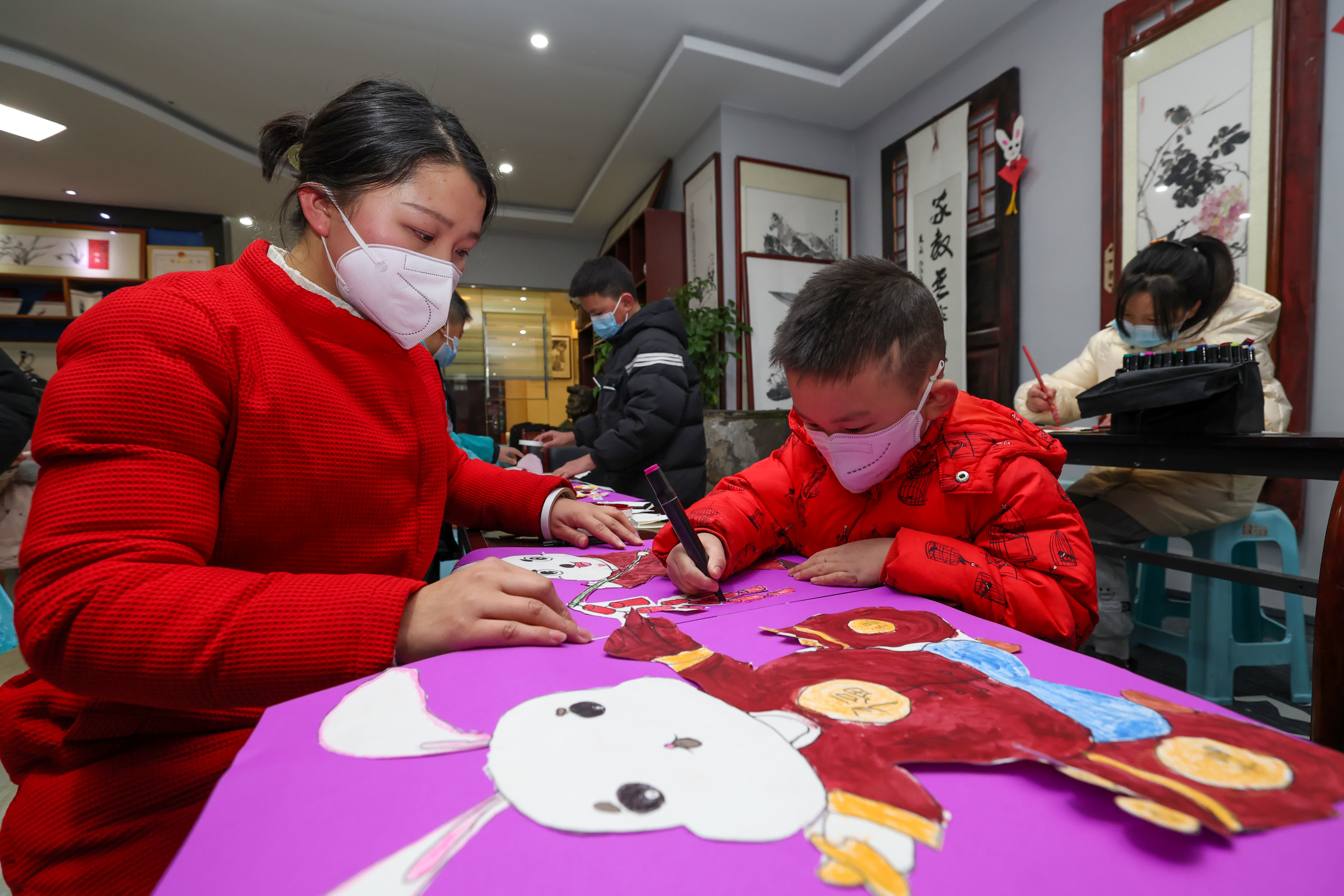 1月17日，貴州省畢節市七星關區青雲書畫院老師指導小朋友繪製兔年主題畫。