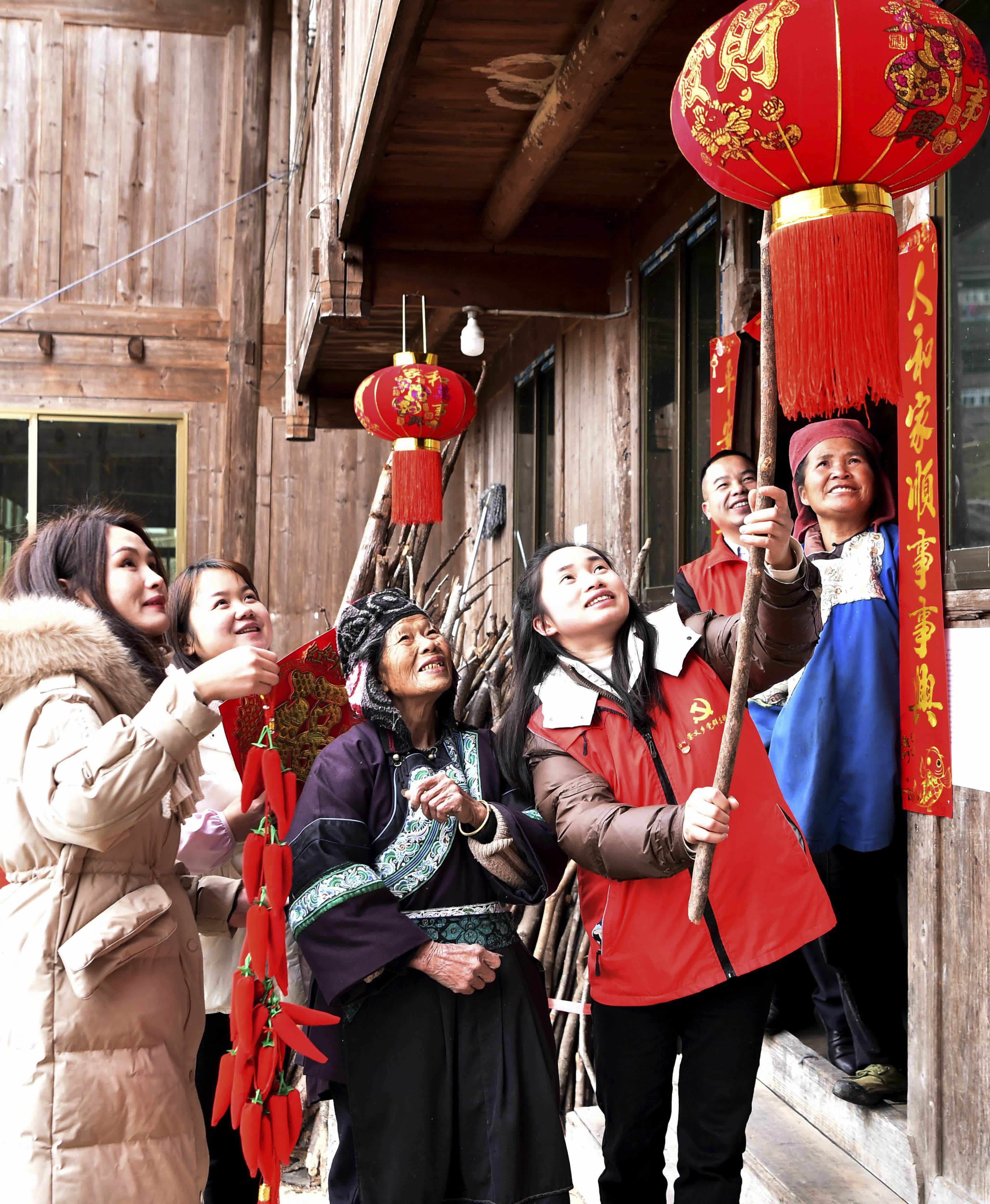 1月17日，貴州省榕江縣崇義鄉村幹部和黨員志願者在下咸村給獨居老人掛燈籠。