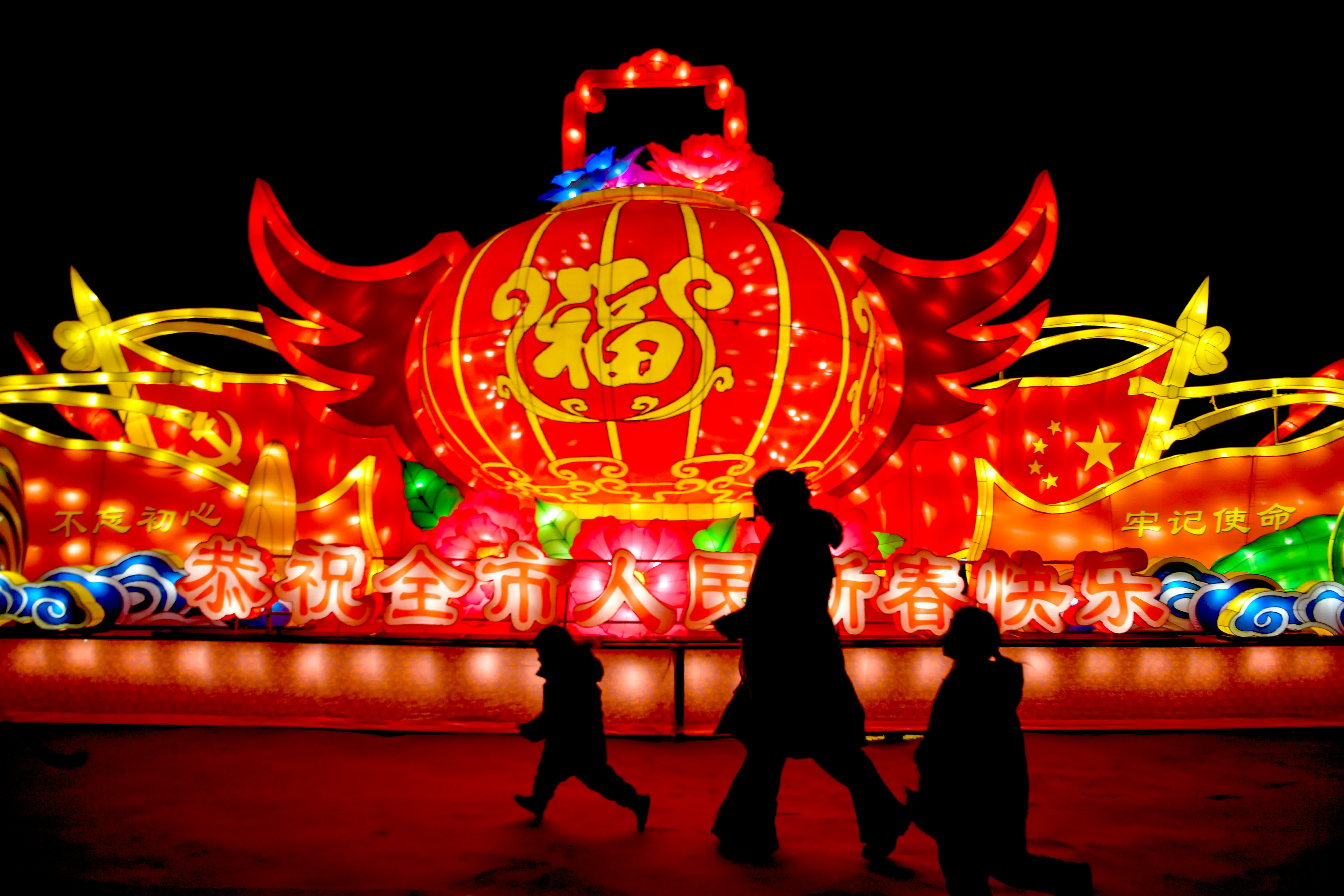 1月17日，市民在安徽省亳州市林擁城景區傳統燈展上賞花燈。