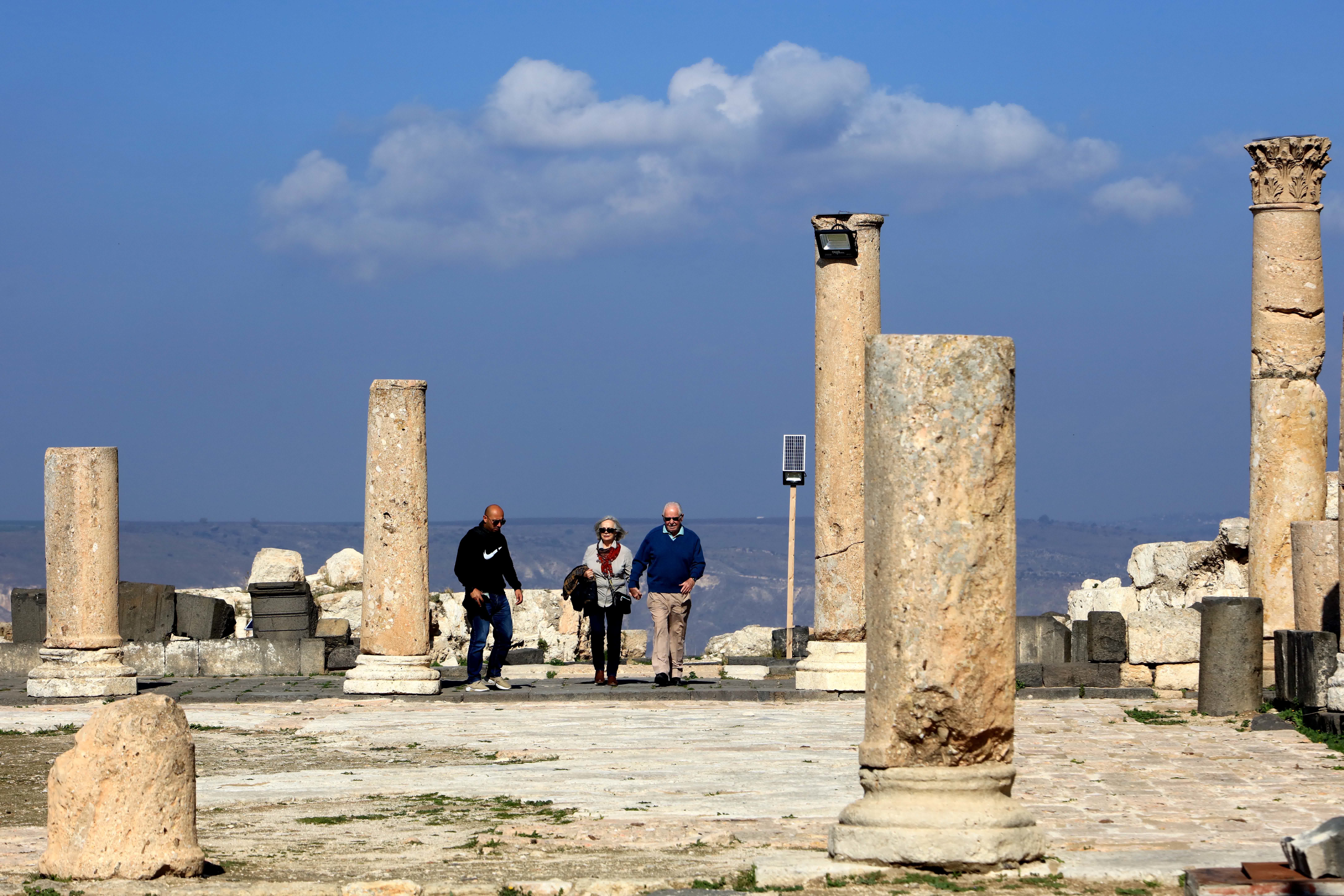 1月17日，遊客參觀約旦烏姆蓋斯古城遺址。（新華社）