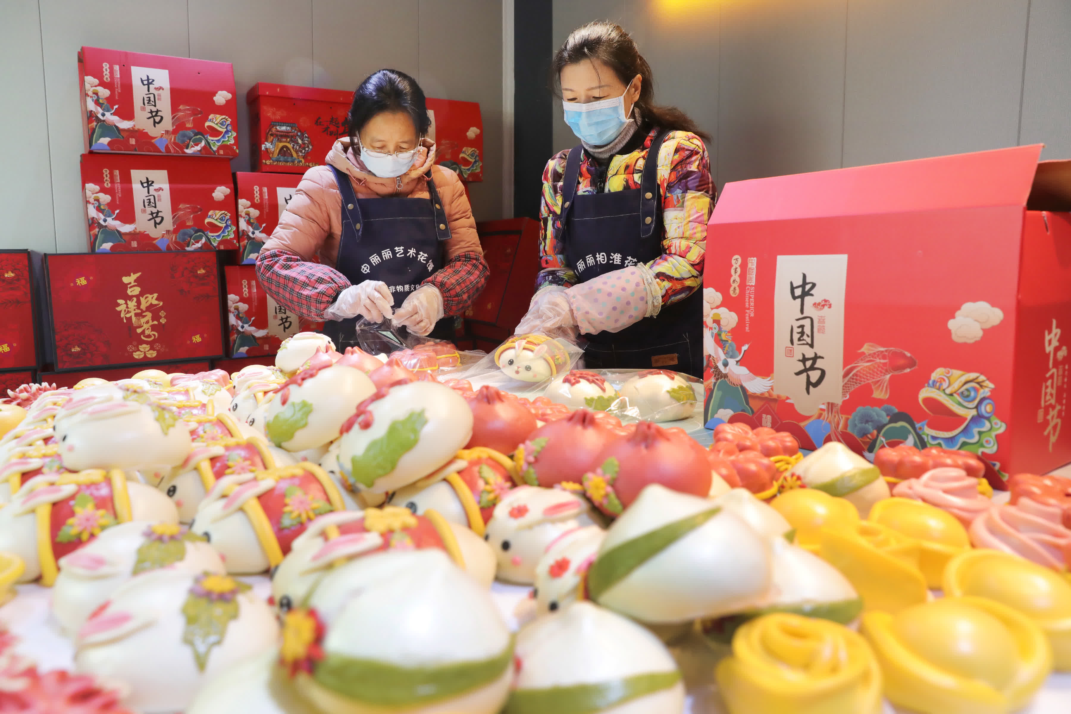 1月19日，淮北市一家果蔬面藝美食坊工人在包裝「萌兔」花饃。