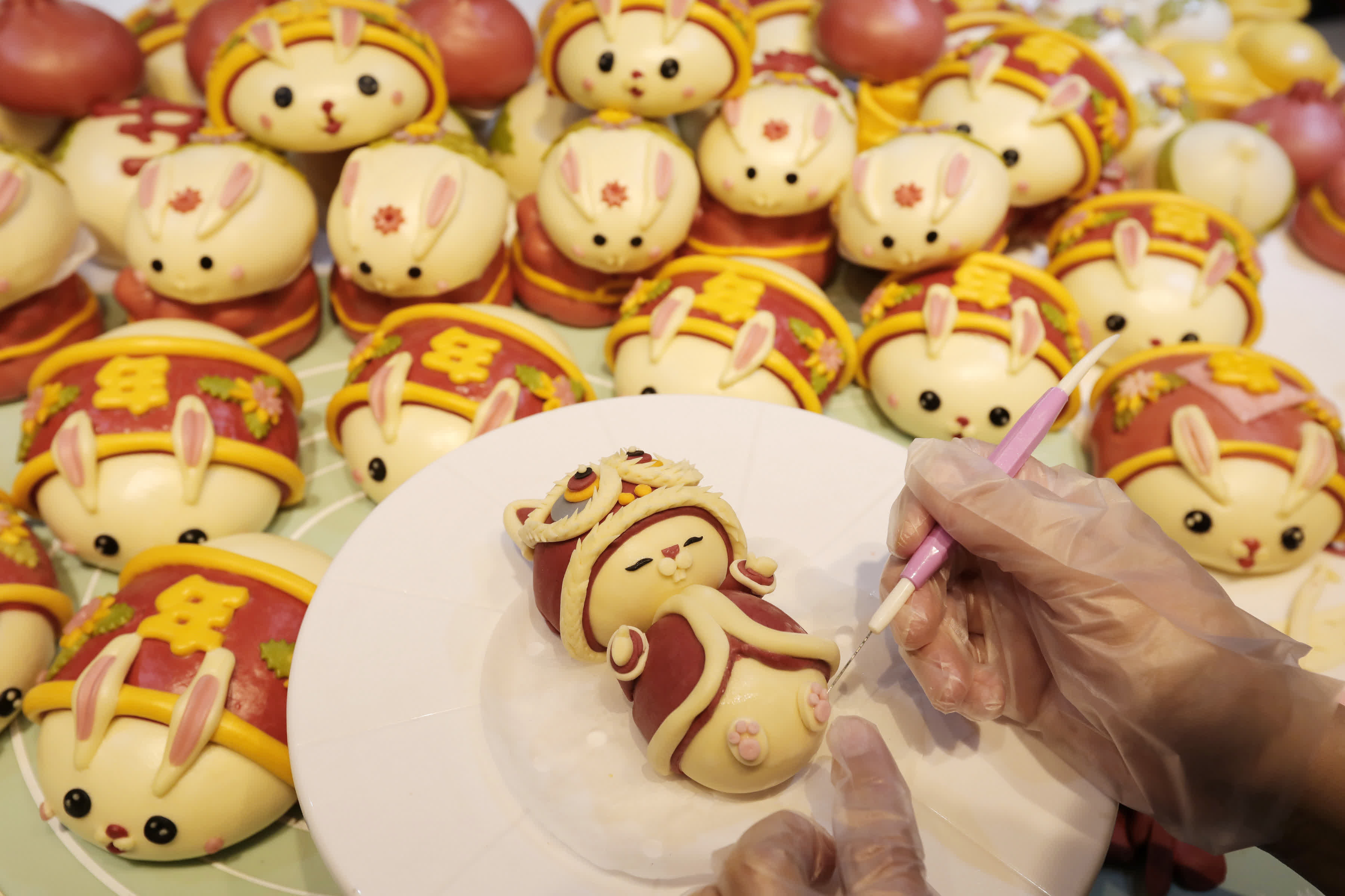 1月19日，淮北市一家果蔬面藝美食坊的面點師在製作「萌兔」花饃。