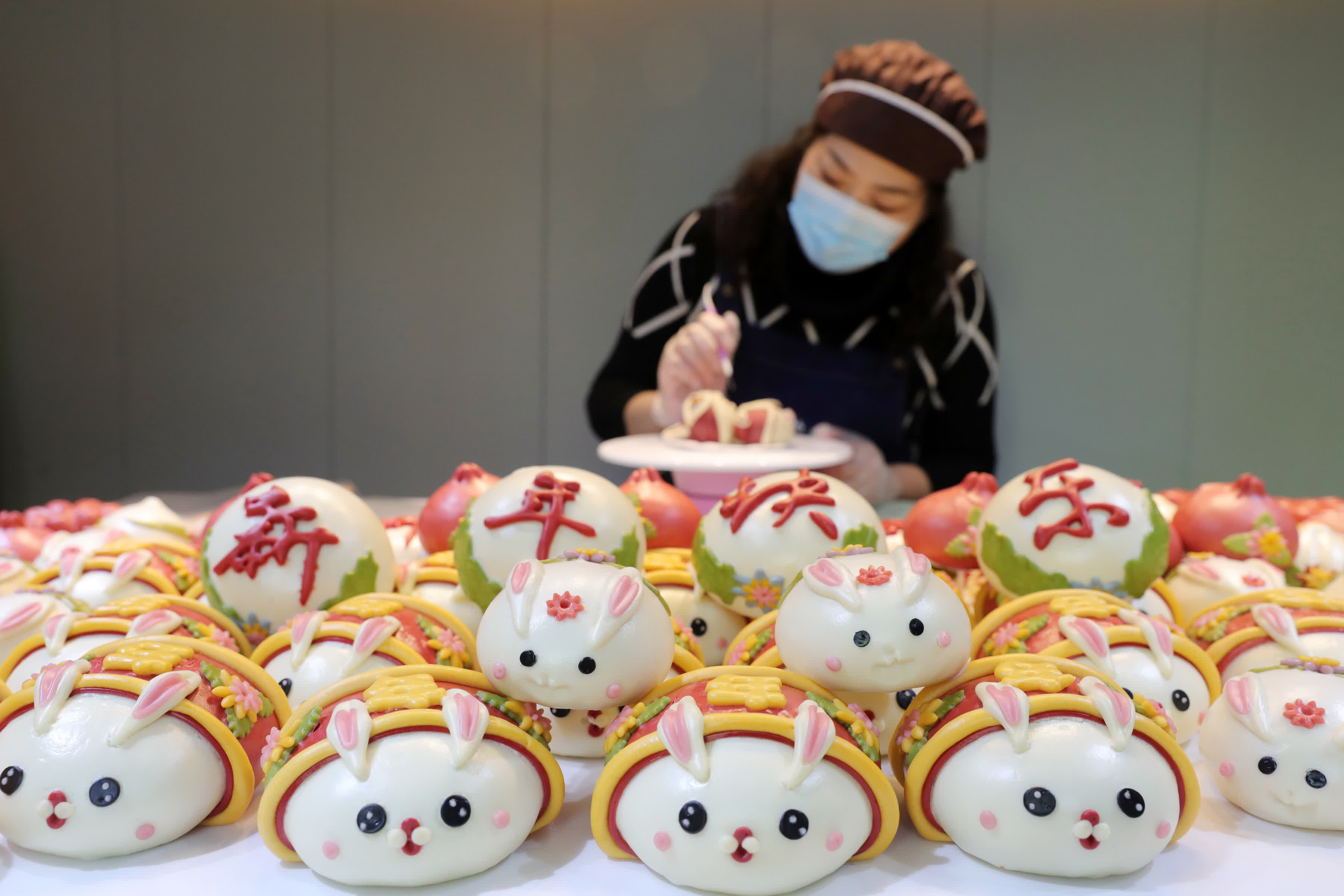 1月19日，淮北市一家果蔬面藝美食坊的面點師在製作「萌兔」花饃。
