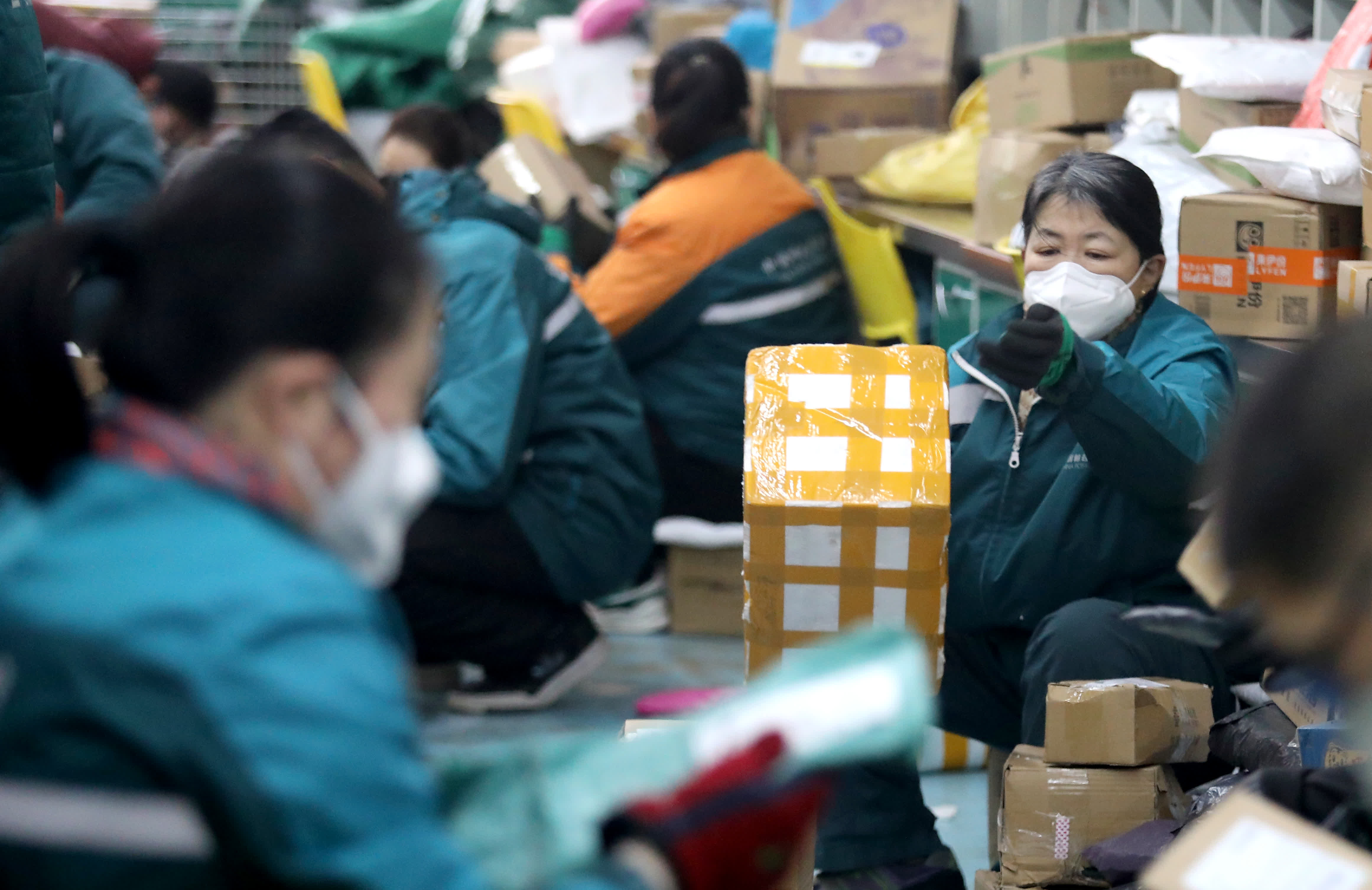1月21日，在中國郵政集團有限公司石家莊市分公司紅星攬投部，工作人員在分揀快遞。（新華社）