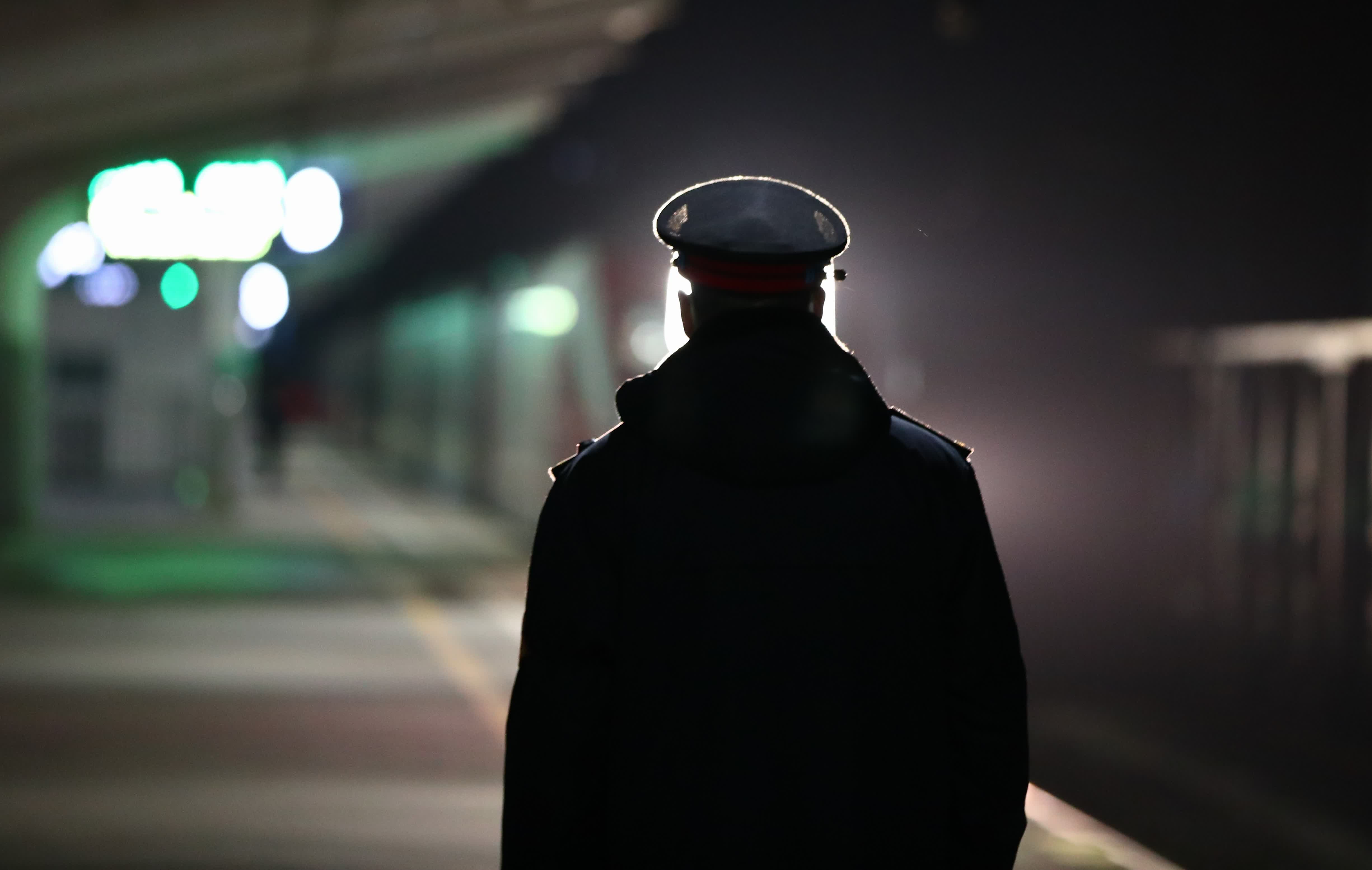 1月21日，在山東省滕州市火車站，值班員韓生平在站台準備接車。（新華社）