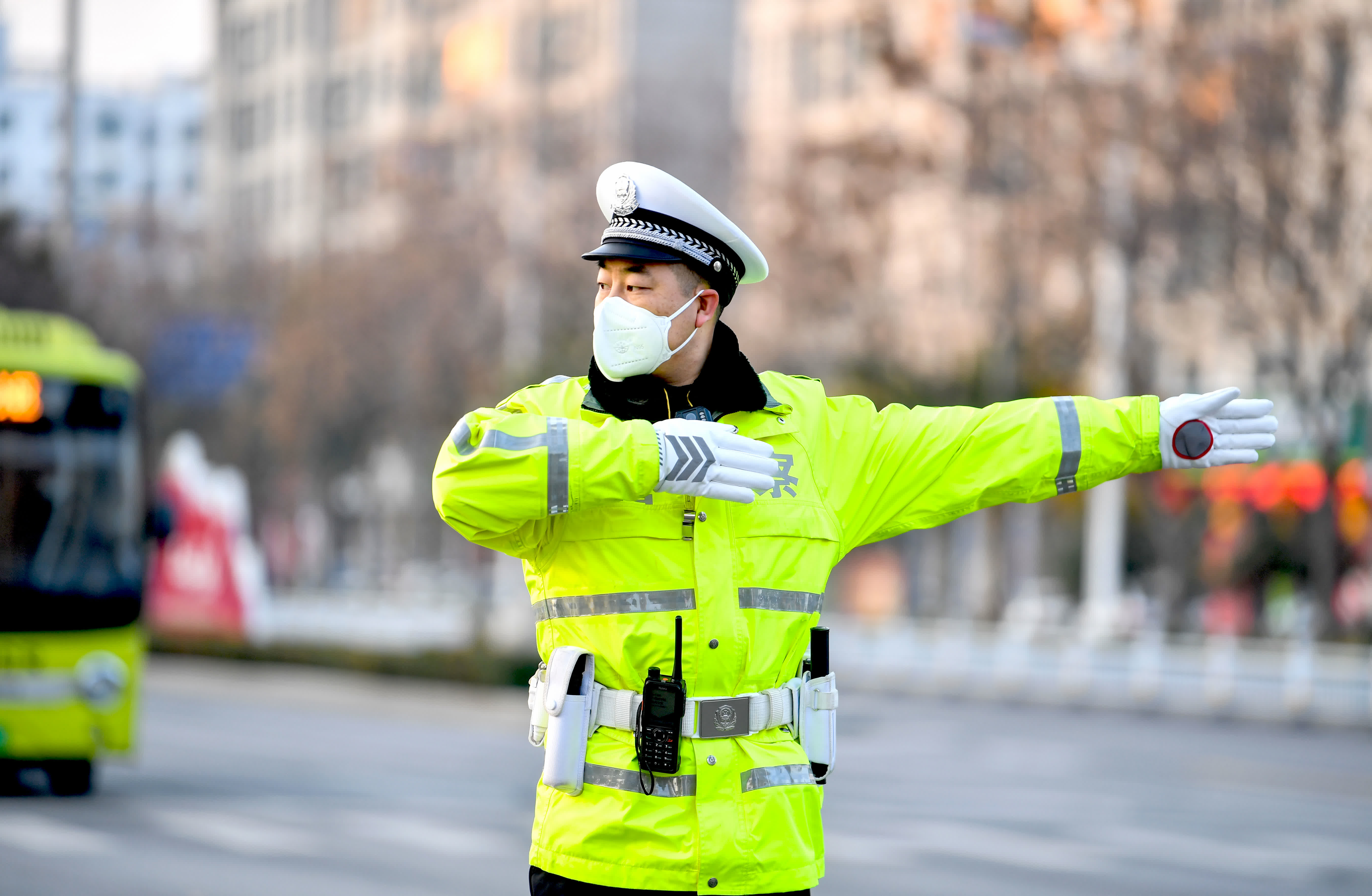 1月21日，民警在安徽省亳州市區希夷大道與藥都路交叉口指揮疏導交通。（新華社）