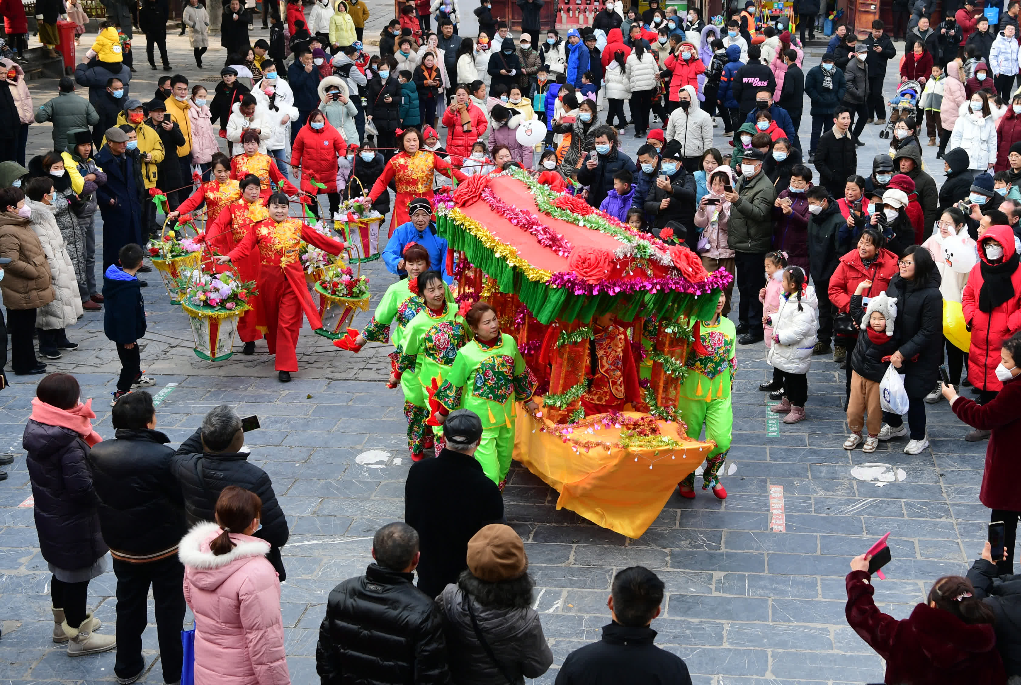 1月24日，民俗表演隊伍在安徽省合肥市肥西縣三河古鎮的「民間文化藝術節」活動上表演「鬧花船」。