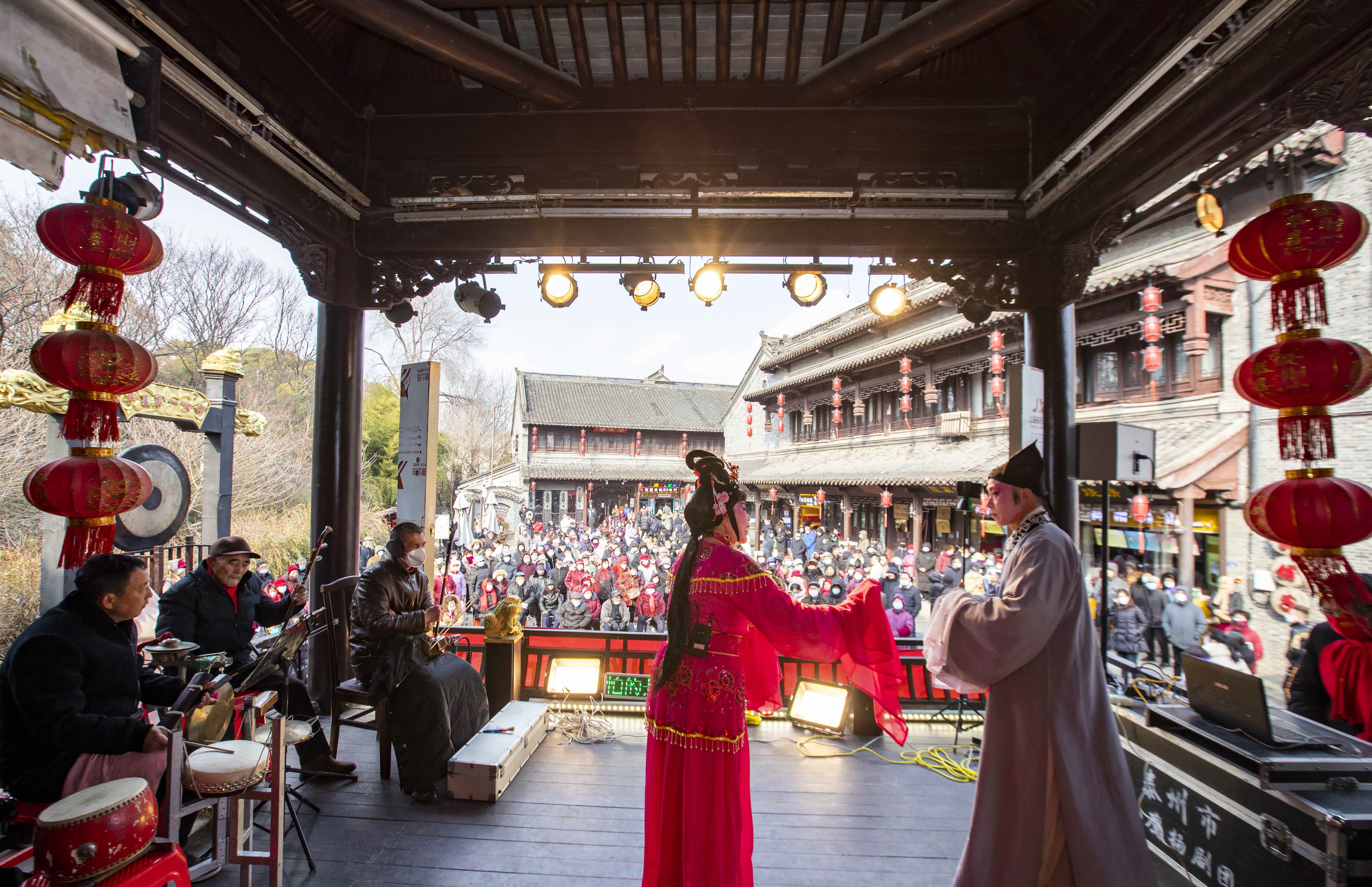 1月24日，江蘇省泰州市海陵區小鷹揚劇團在泰州老街古戲台表演揚劇《珍珠塔·贈塔》選段。