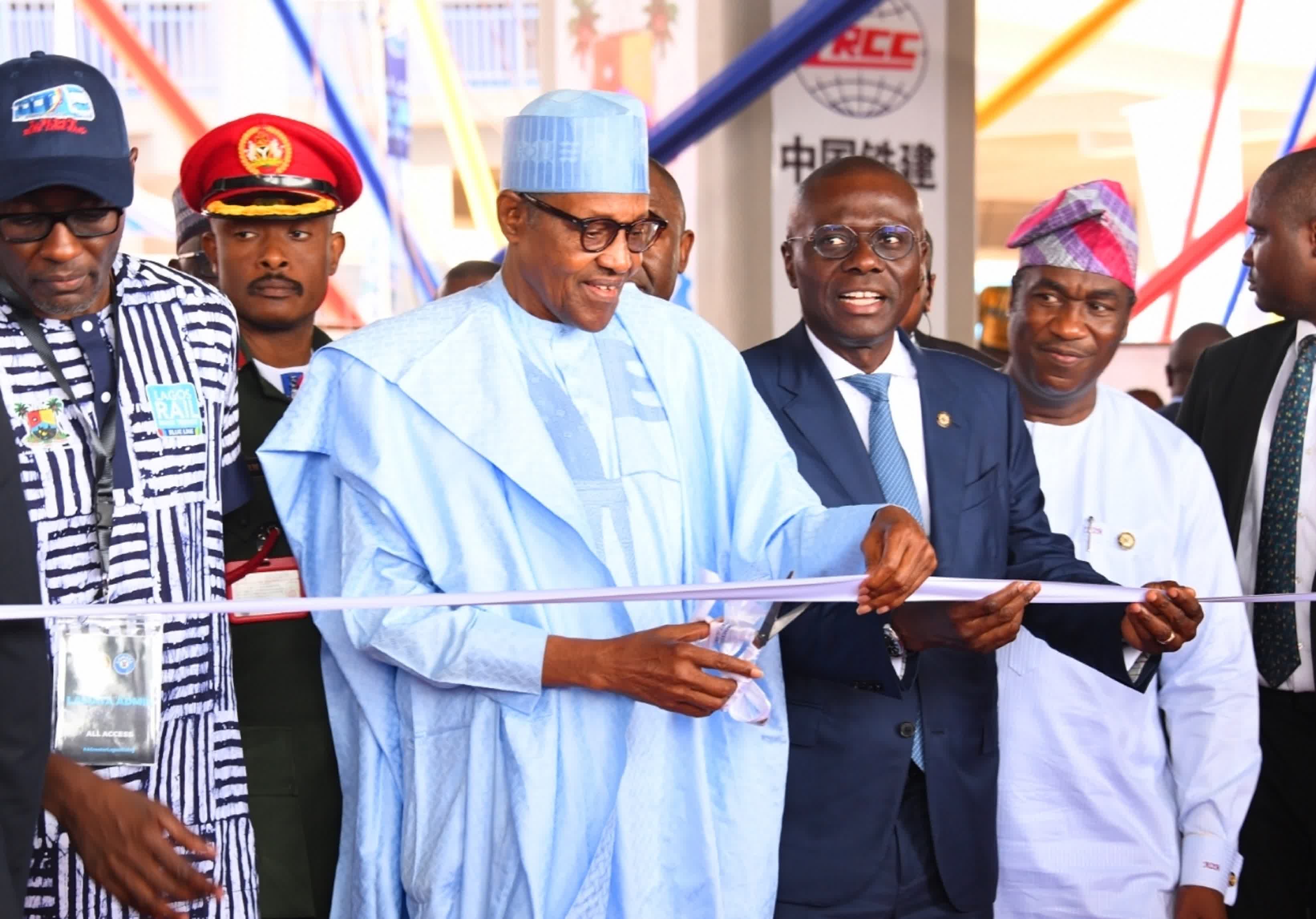 1月24日，尼日利亞總統布哈里（前左二）在拉各斯出席中企承建的拉各斯輕軌藍線項目一期通車儀式。（新華社）