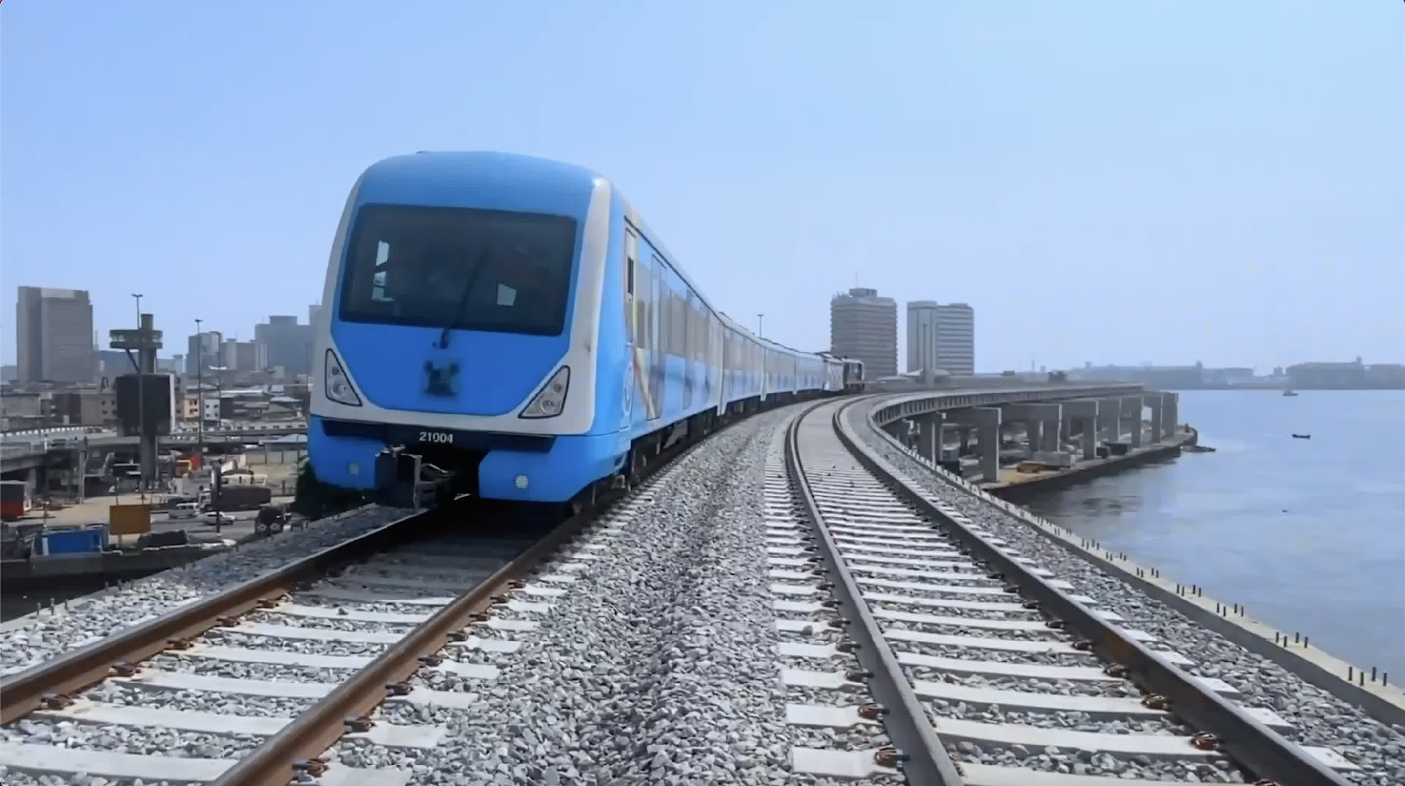 1月23日，一列輕軌藍線項目一期列車在尼日利亞拉各斯進行測試運行（視頻截圖）。