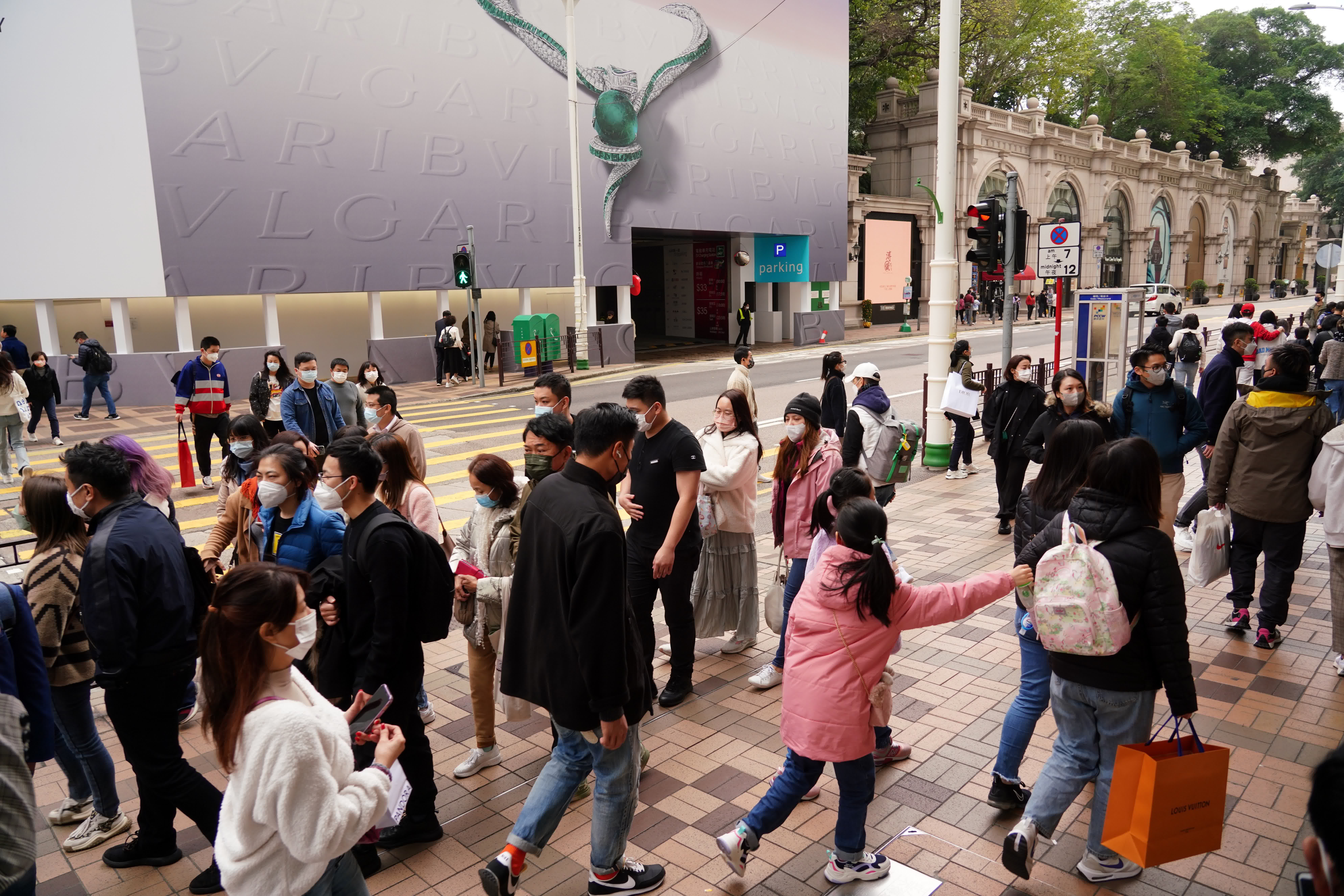 1月25日（農曆正月初四），大批內地遊客來到香港尖沙咀廣東道一帶購物。（中新社）