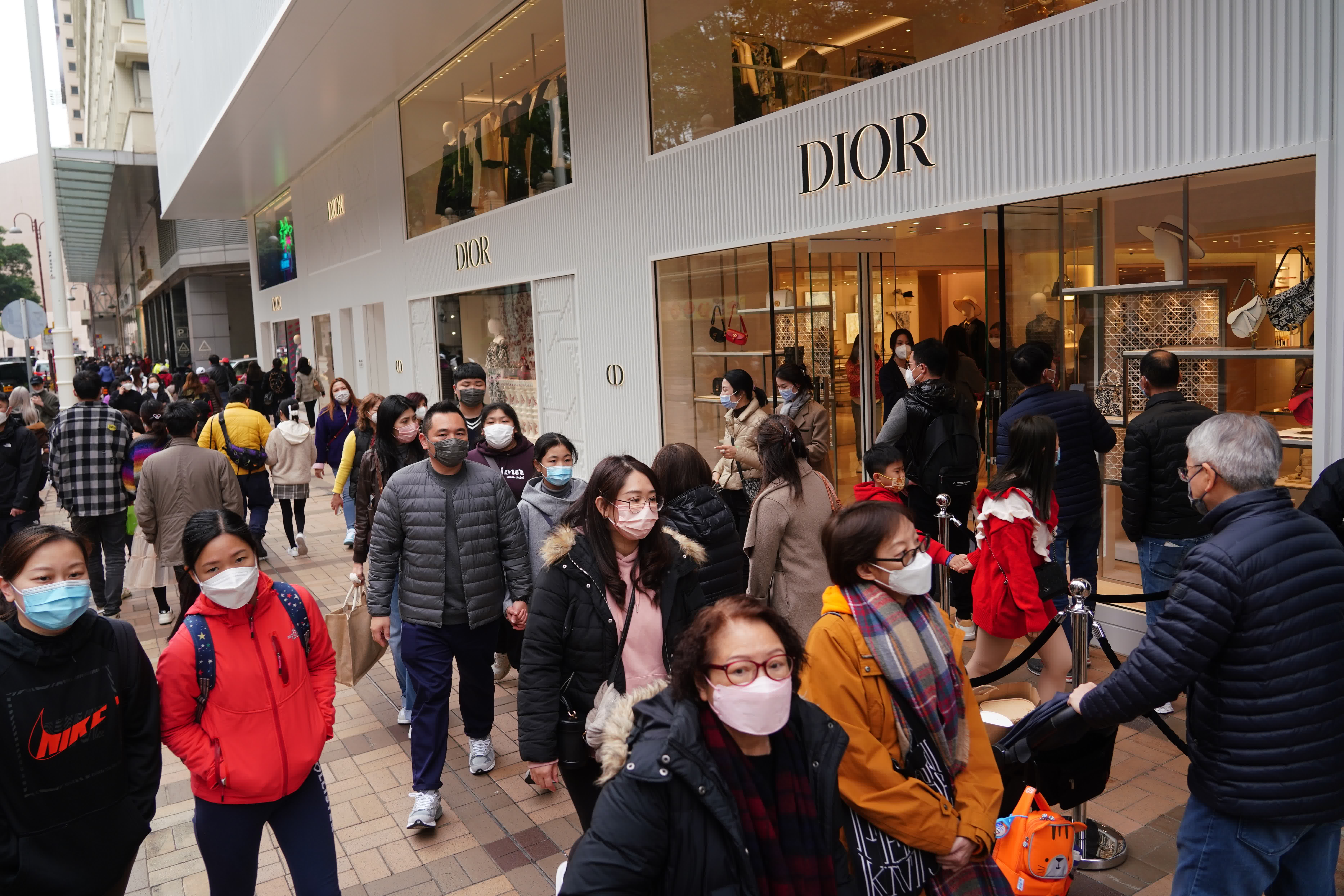 1月25日（農曆正月初四），大批內地遊客來到香港尖沙咀廣東道一帶購物，一家奢侈品店門前排起長隊。（中新社）