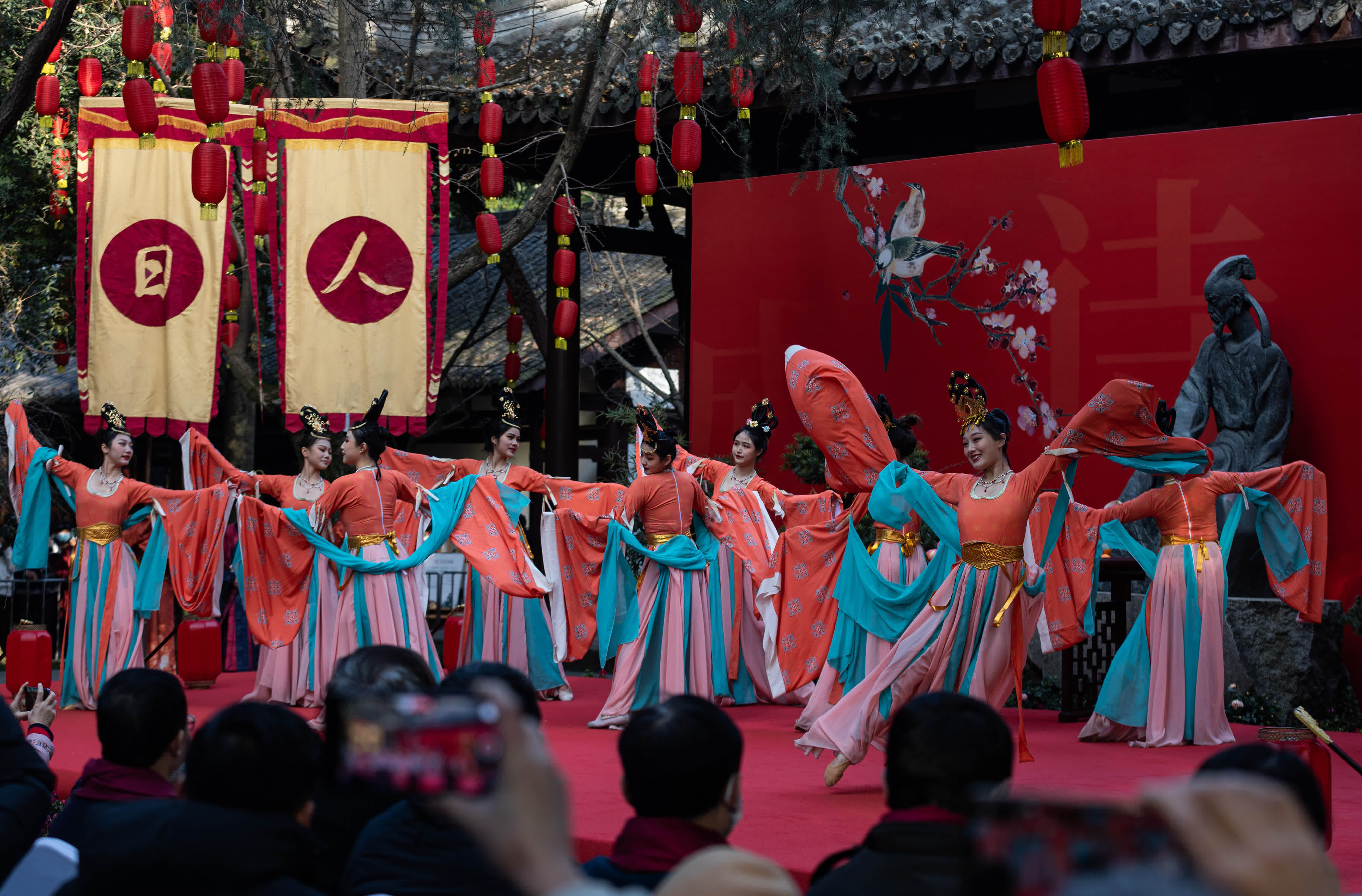 1月28日，在四川成都舉行的「人日」遊草堂、祭拜詩聖杜甫活動現場，演員在表演舞蹈。