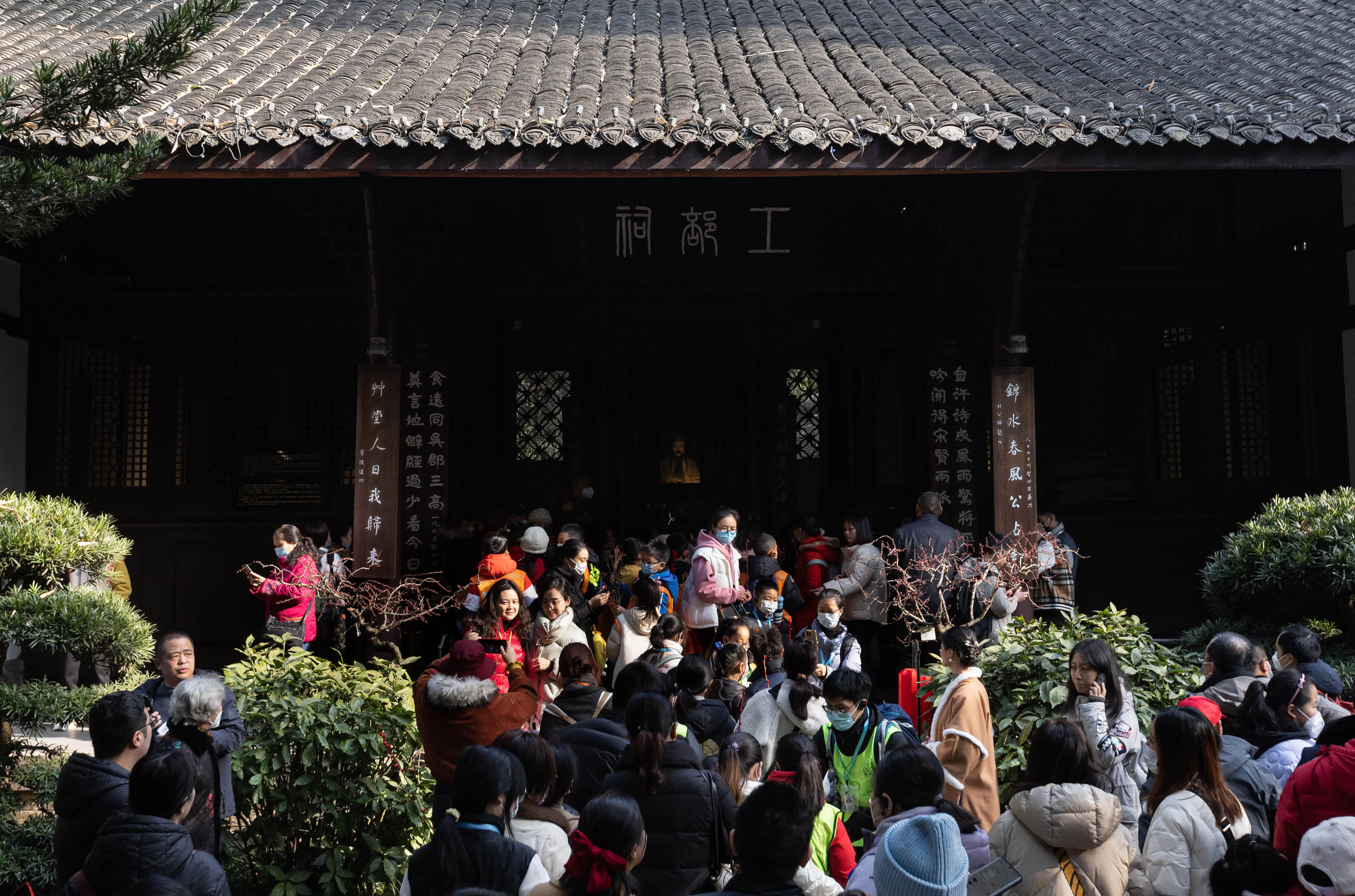 1月28日，遊客在四川成都杜甫草堂遊覽。