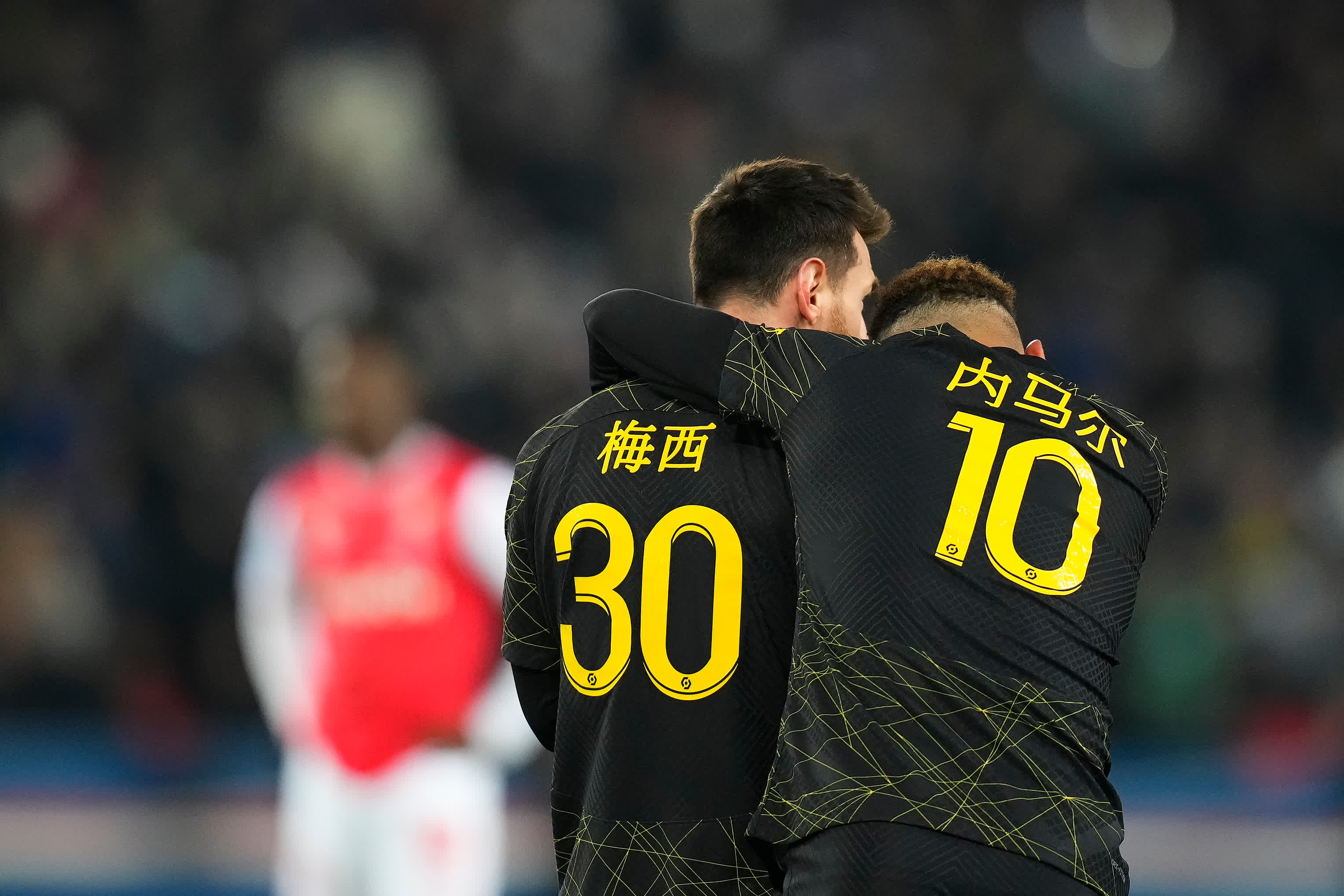1月29日，在法國巴黎王子公園球場，巴黎聖日耳曼隊球員梅西（左）和隊友內馬爾身着印有中文名字的隊服。（新華社）
