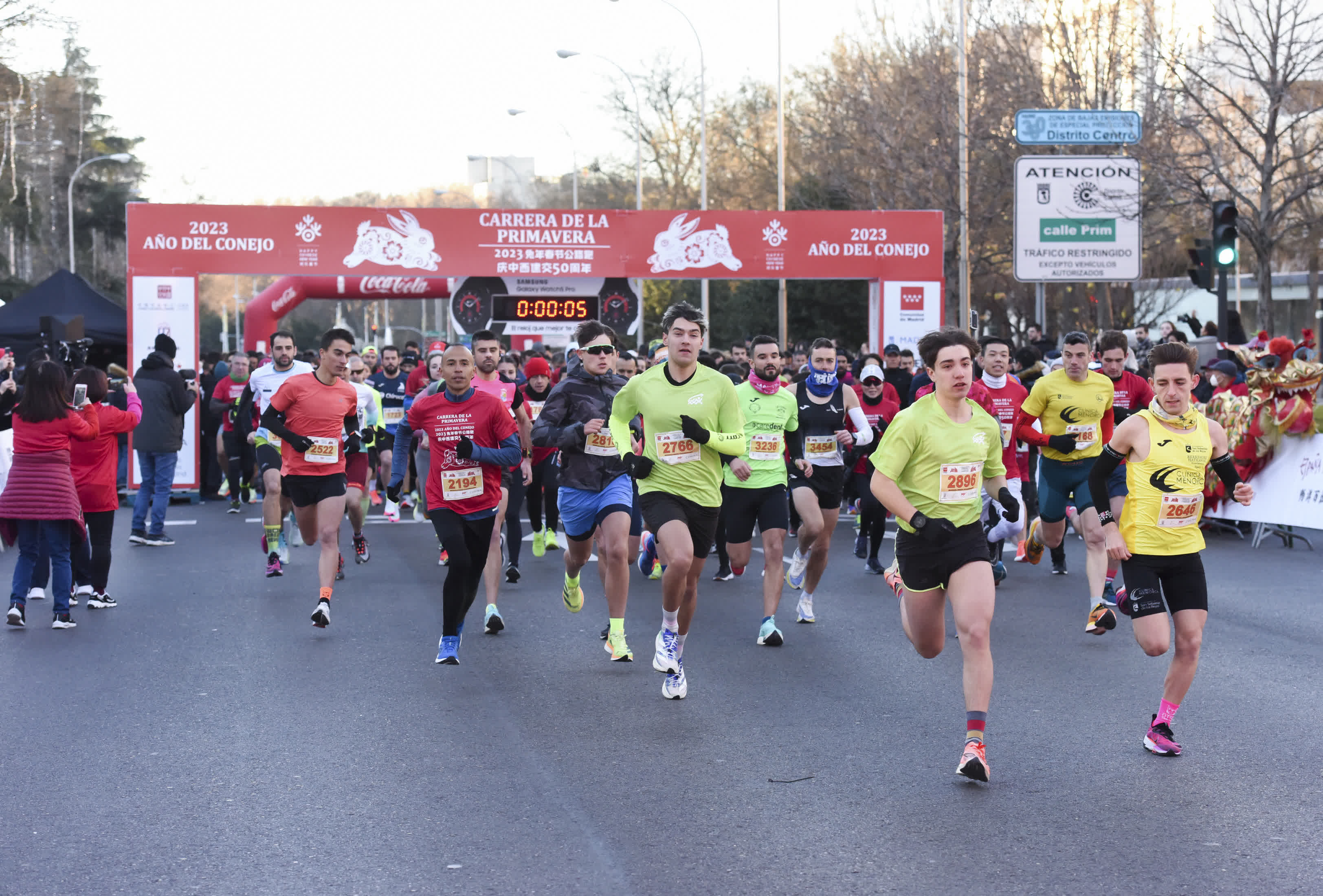 1月29日，在西班牙馬德里，人們參加「2023兔年春節公路跑」。（新華社）