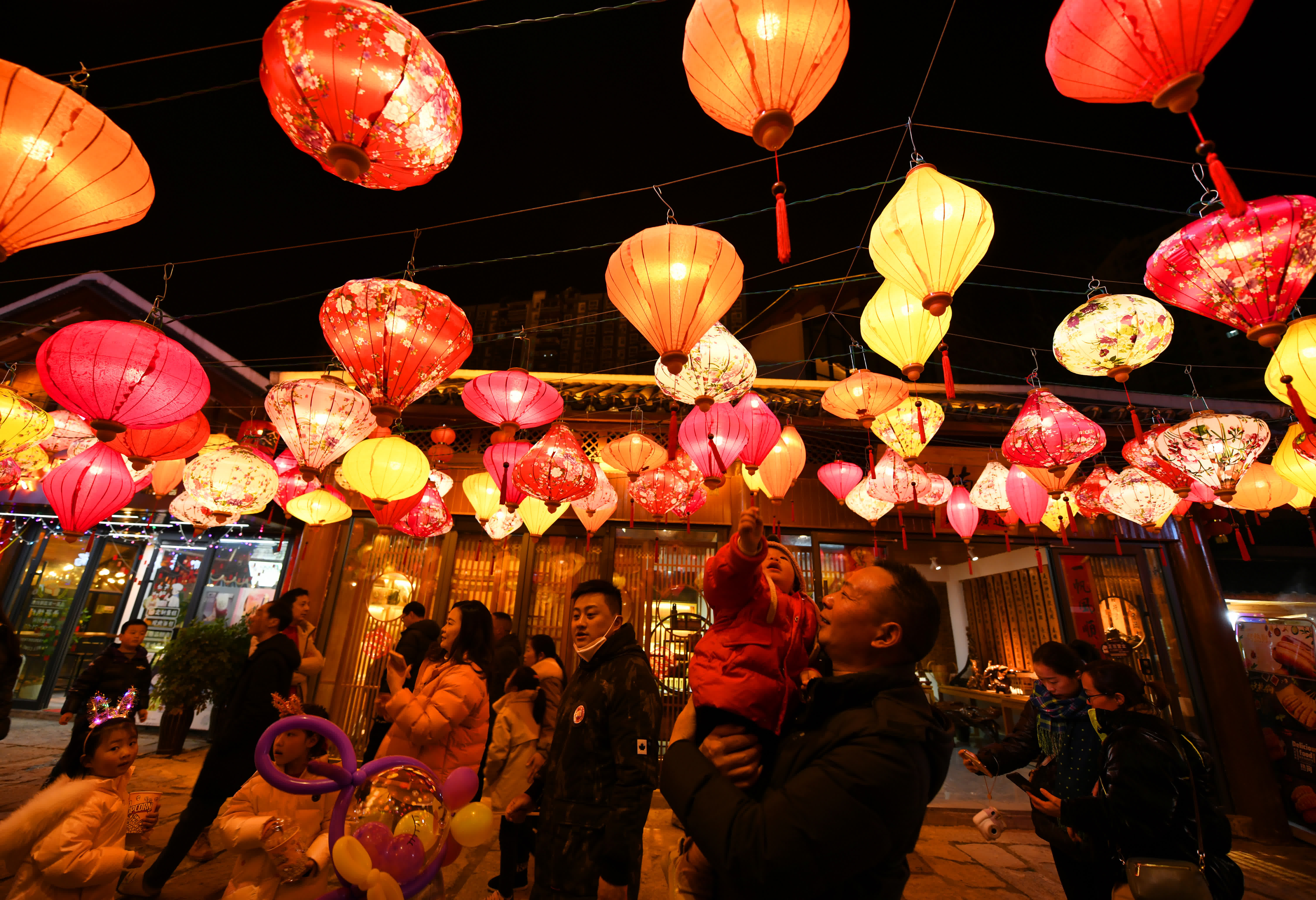1月28日，遊客在宣恩縣仙山貢水旅遊區興隆老街賞燈。（新華社）