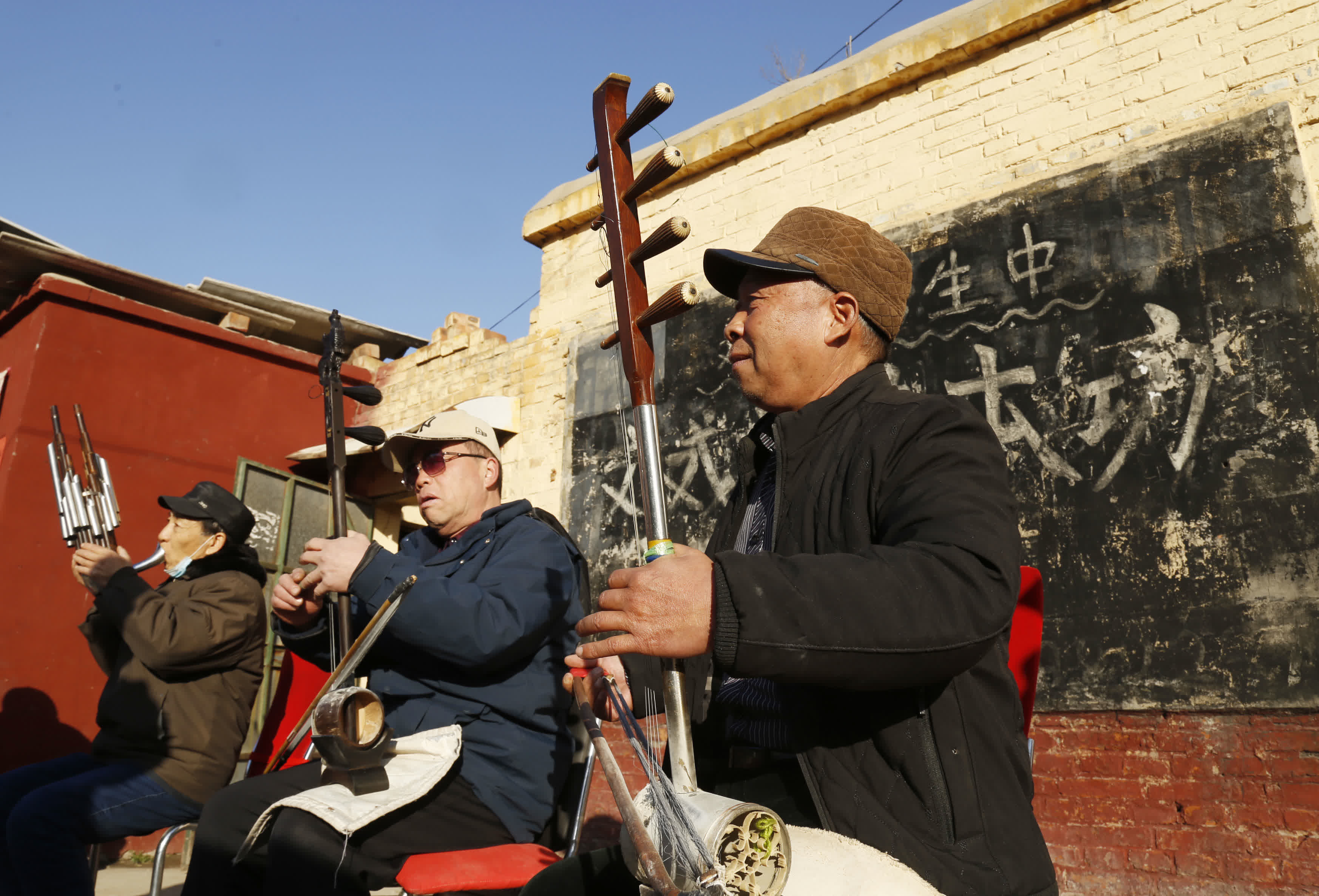 1月30日，在邢台市襄都區北大街街道辦事處新興東社區，樂師在演奏四股弦。（新華社）
