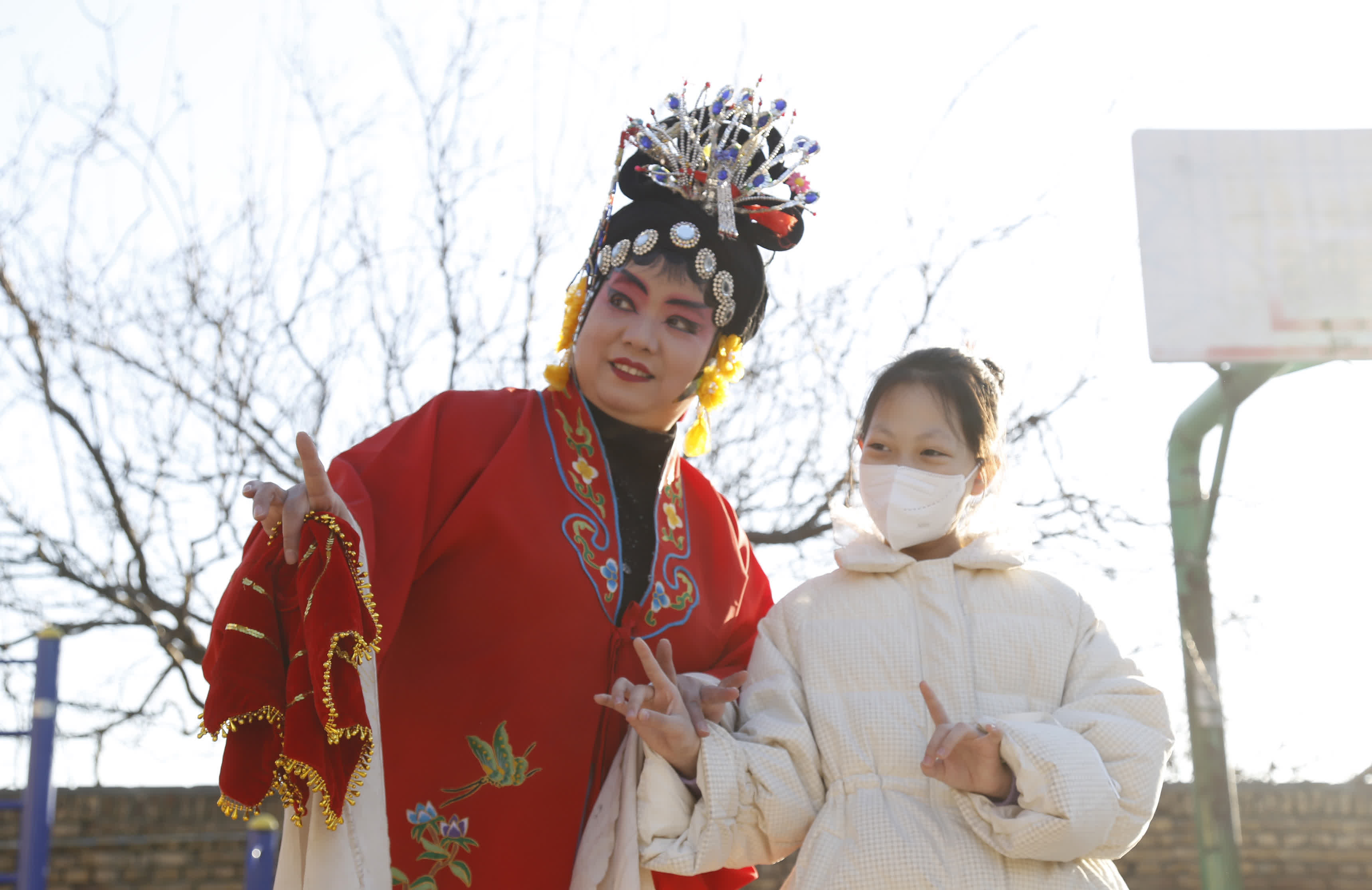 1月30日，在邢台市襄都區北大街街道辦事處新興東社區，演員給孩子們講解非物質文化遺產四股弦知識。（新華社）