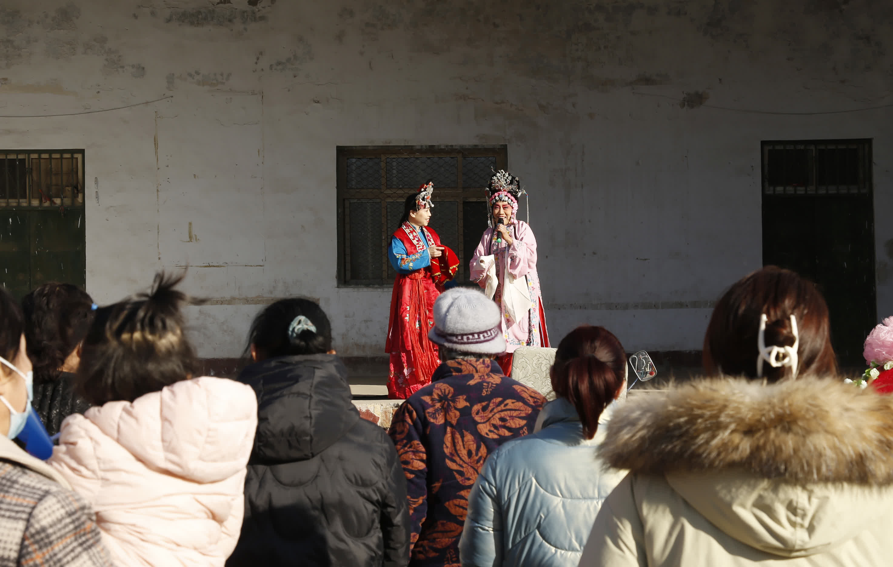 1月30日，在邢台市襄都區北大街街道辦事處新興東社區，演員在表演四股弦傳統劇目。（新華社）