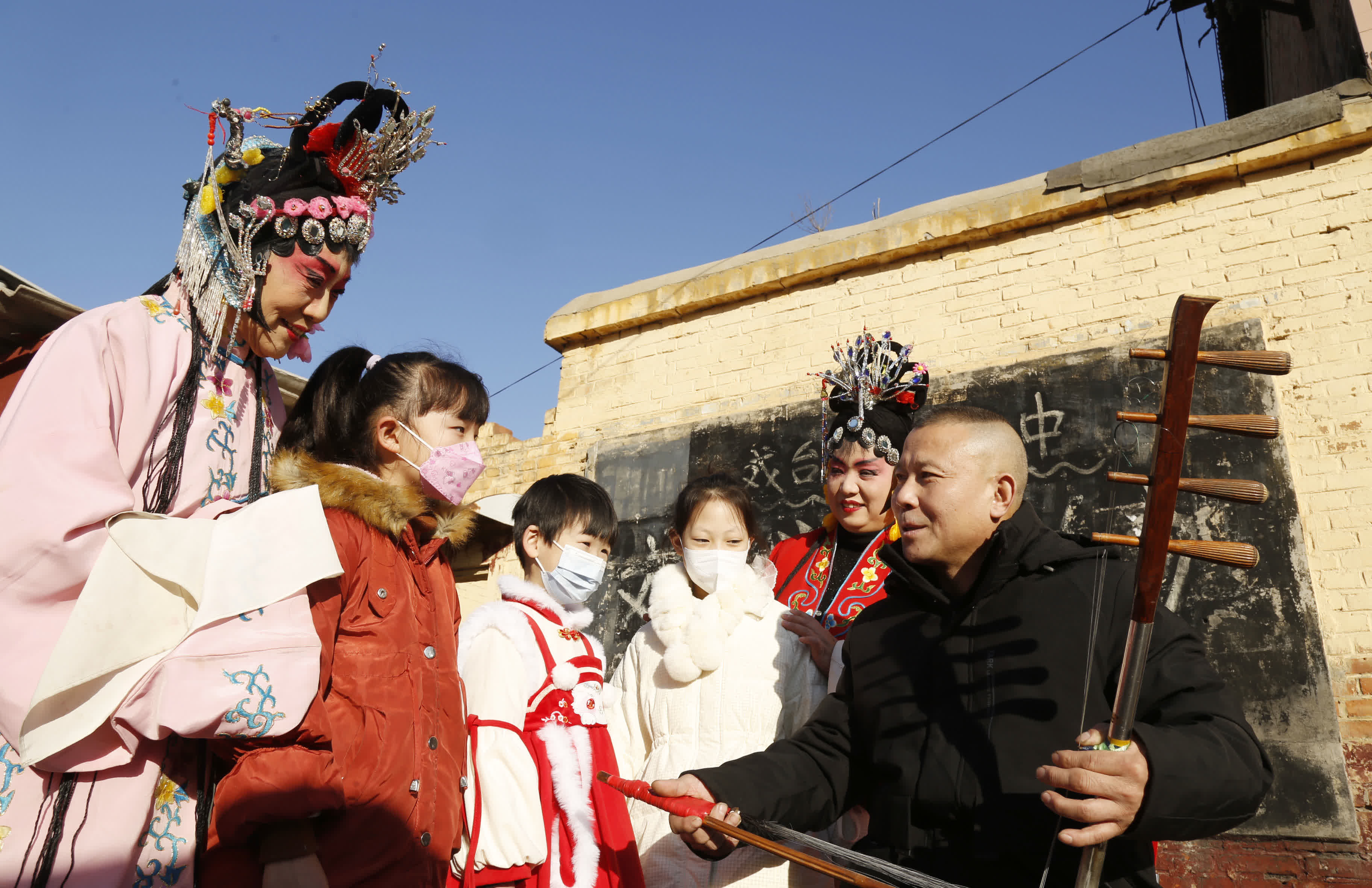 1月30日，在邢台市襄都區北大街街道辦事處新興東社區，演員給孩子們講解非物質文化遺產四股弦知識。（新華社）