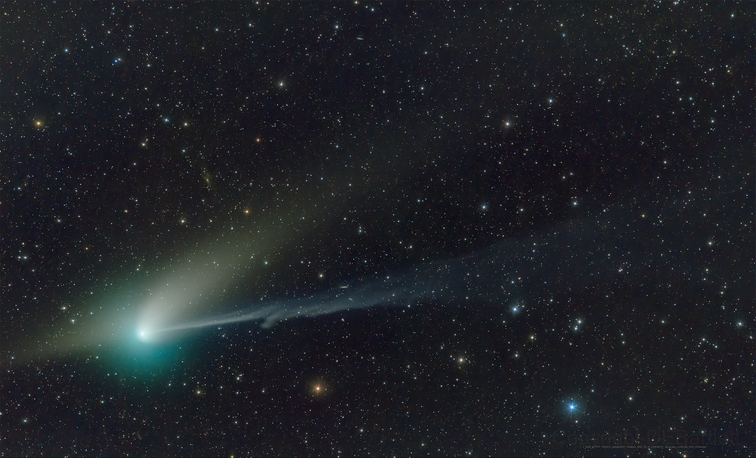 圖為2023年1月21日拍攝到的 C/2022 E3彗星的身影，圖像顯示這顆彗星呈翡翠綠色，彗尾明亮又寬闊。（路透社）