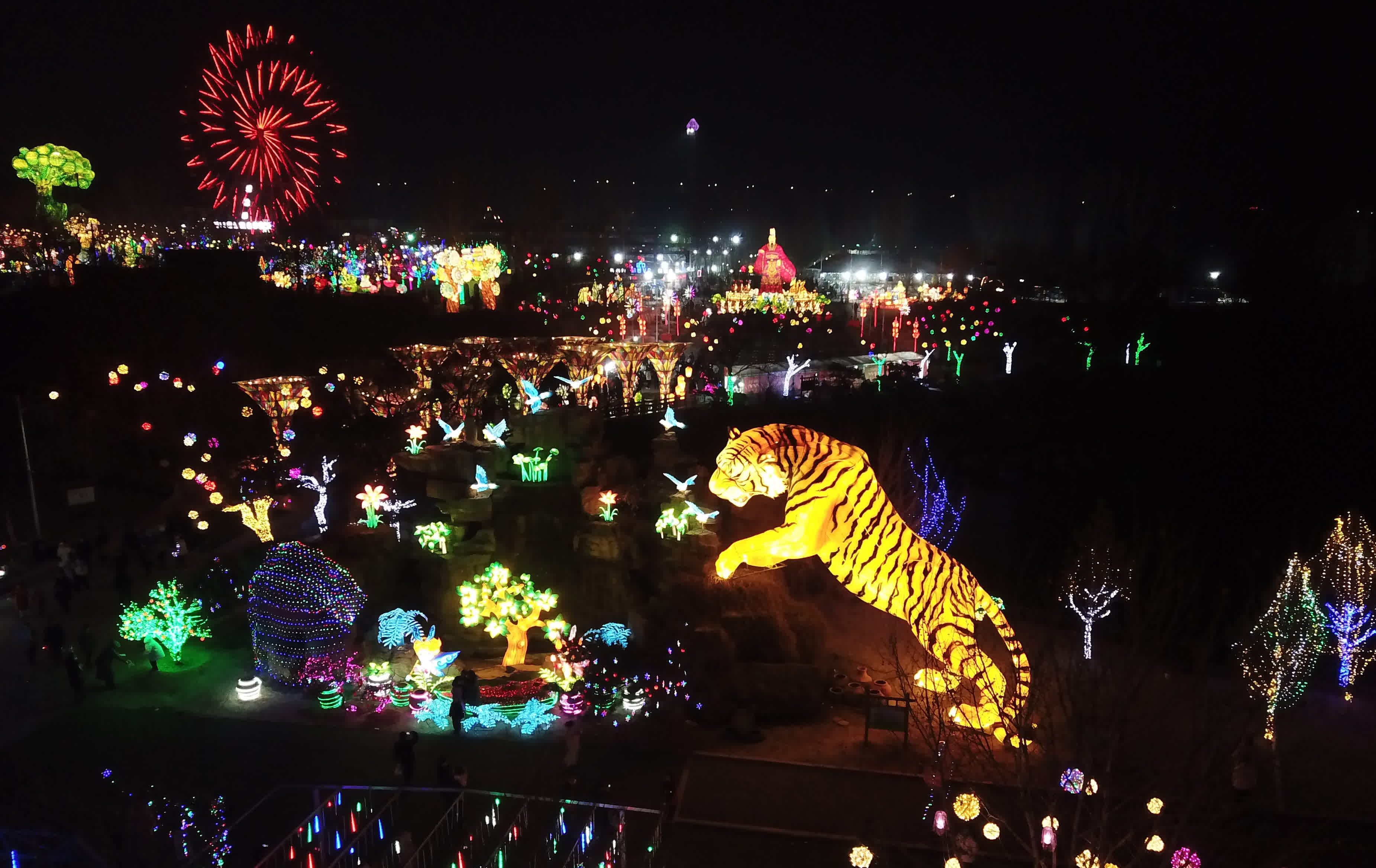 1月31日晚，人們在山東省淄博市張店區玉黛湖公園的玉黛湖花燈會上賞燈遊覽。（新華社）