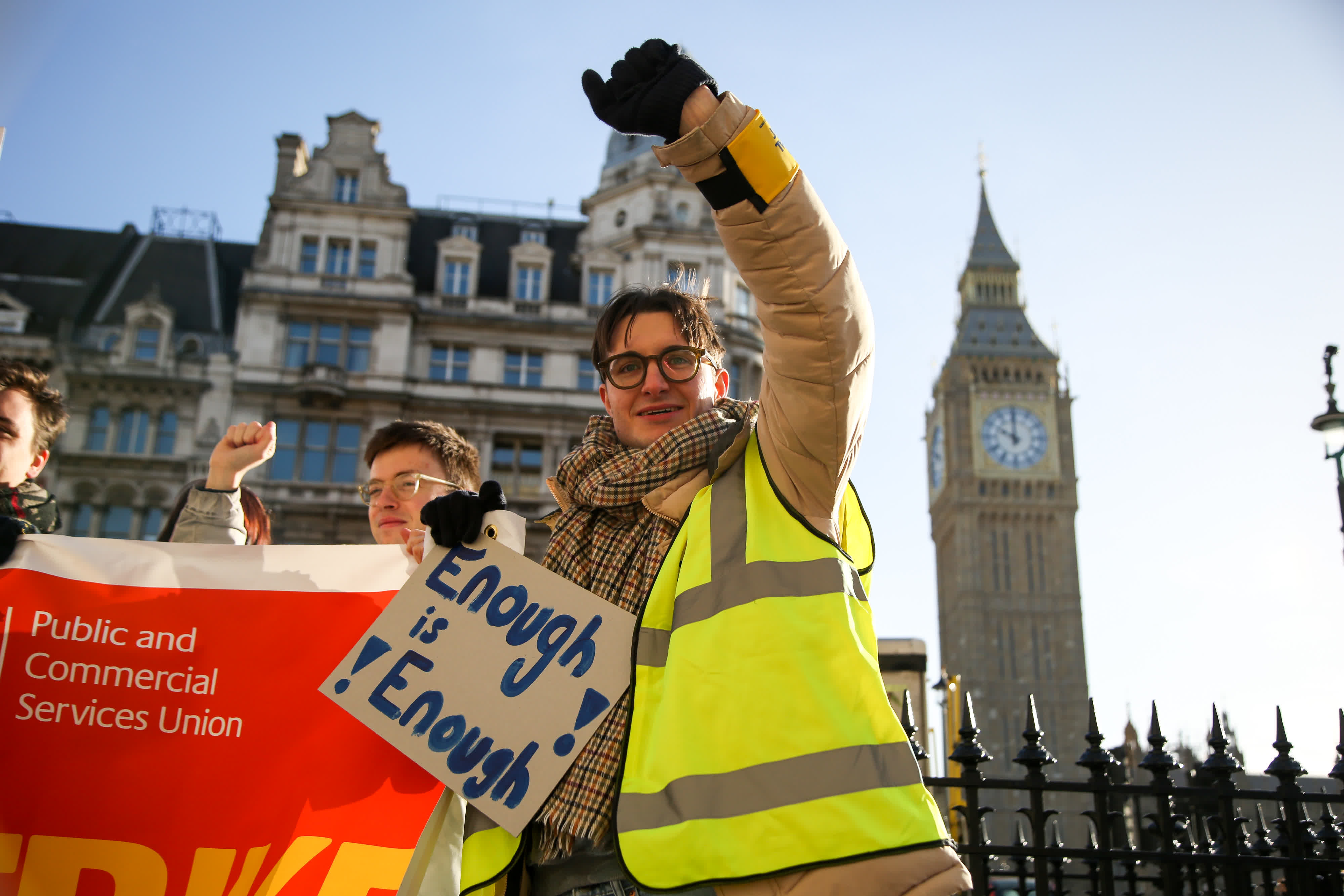 2月1日，人們在英國倫敦參加罷工遊行。（新華社）