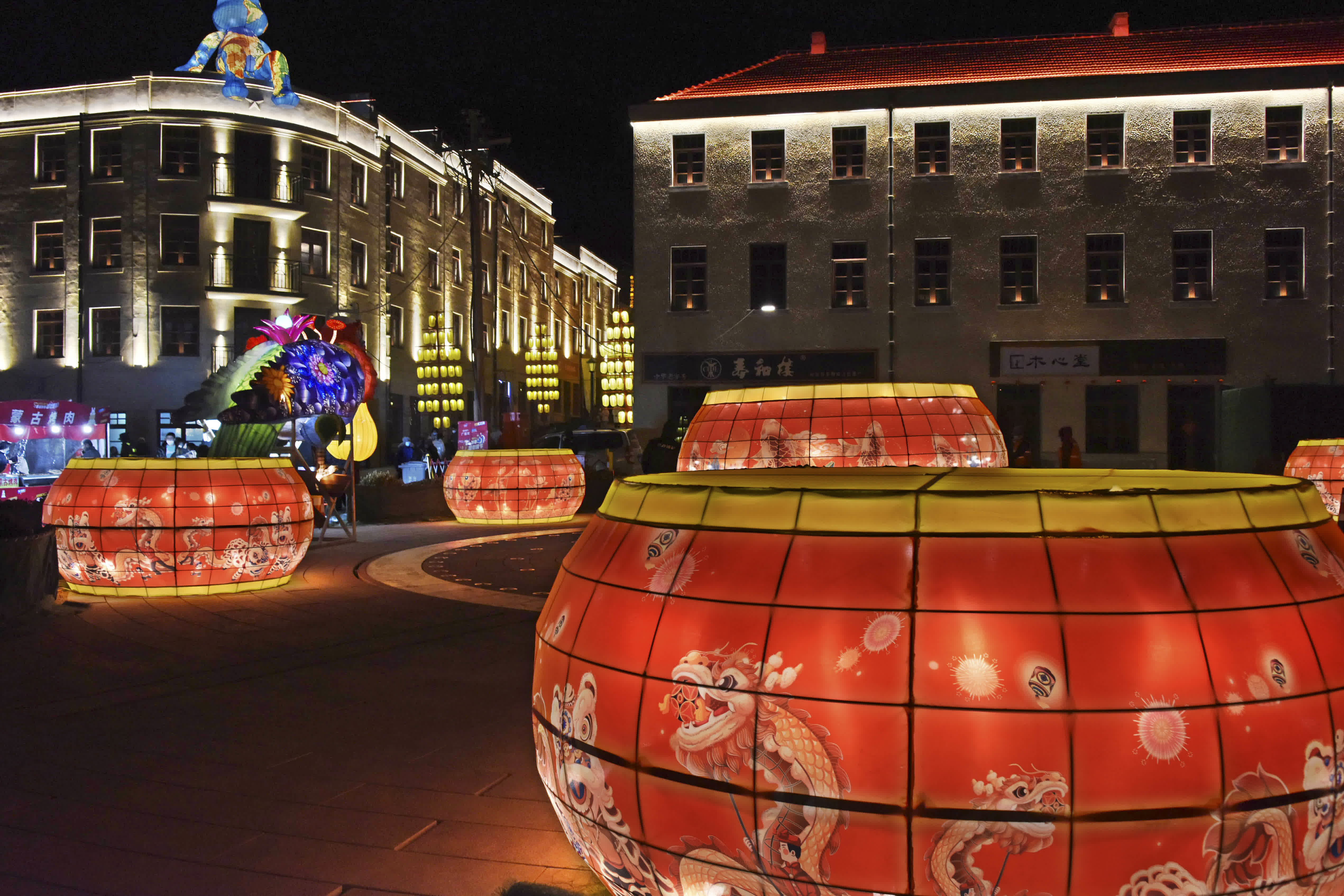 青島市市南區大鮑島小廣場上佈置的「大鼓」花燈與樓頂的兔子燈相映成趣。（新華社）