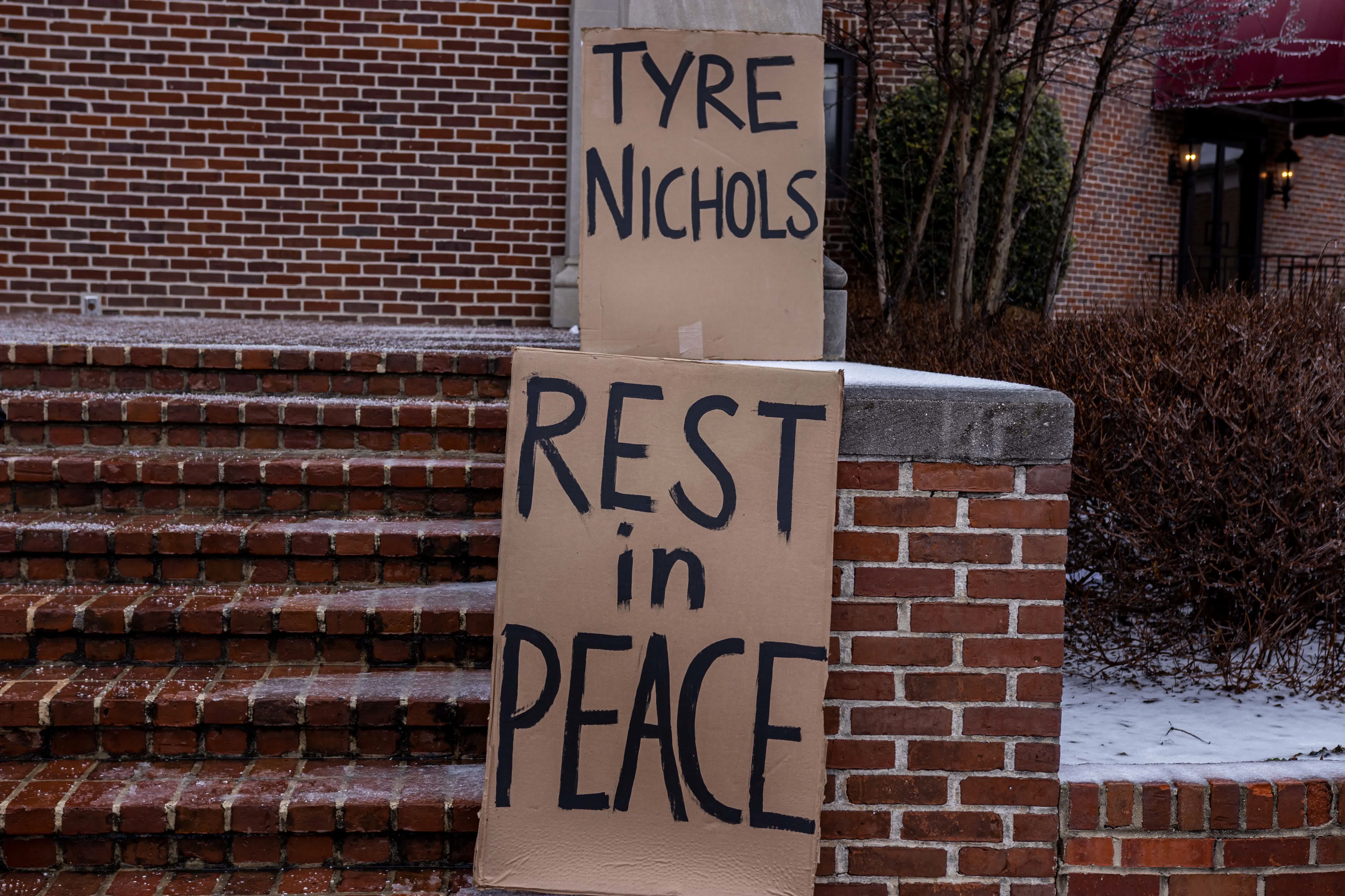 這是2月1日在美國田納西州孟菲斯市舉辦泰爾·尼科爾斯追悼會的教堂外拍攝的悼念標語。（新華社）