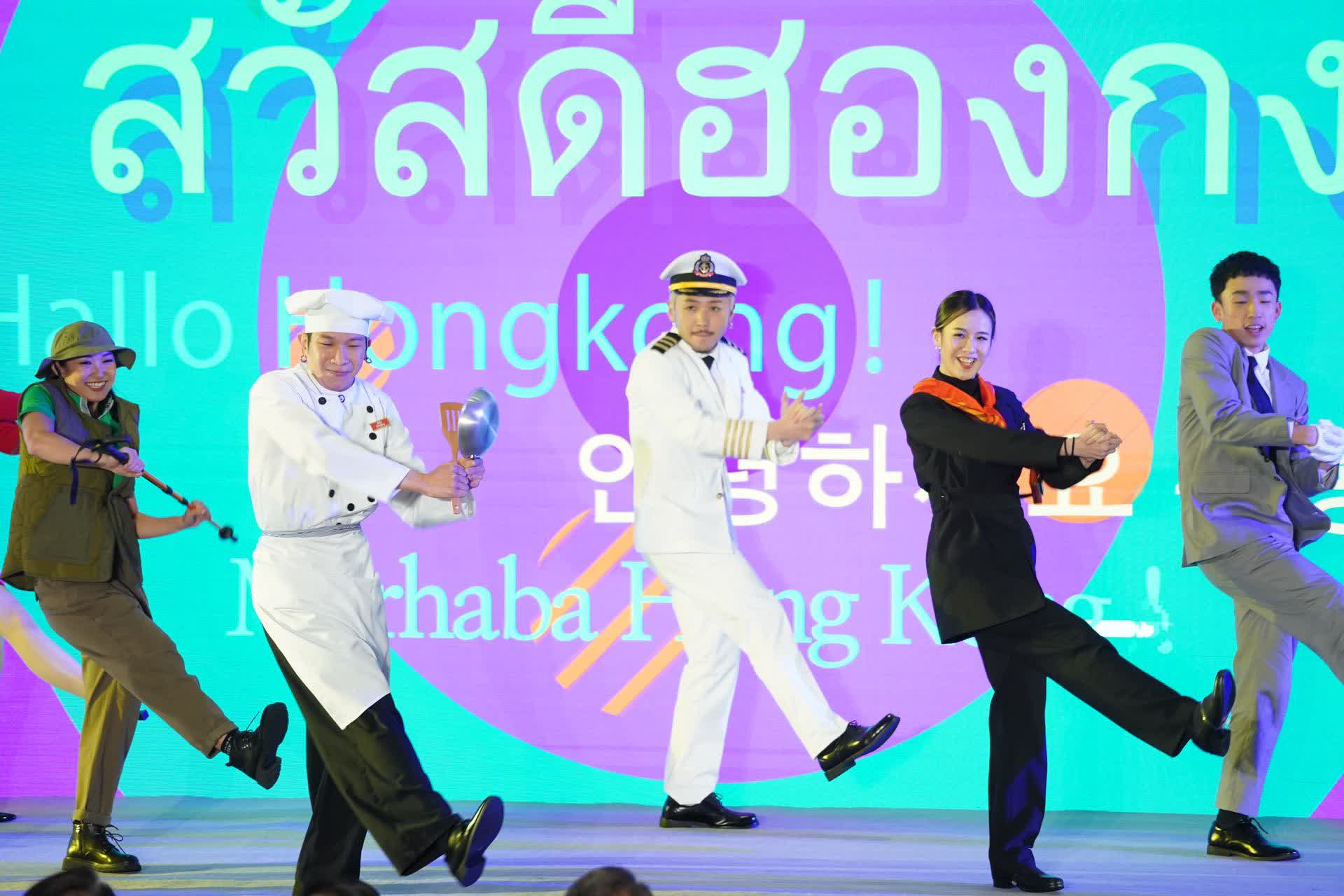 啟動禮開始時，一班舞蹈員以旅遊相關行業裝扮在台上跳舞，台上屏幕以不同地方語言顯示「你好，香港」。（大公文匯全媒體記者麥鈞傑攝）