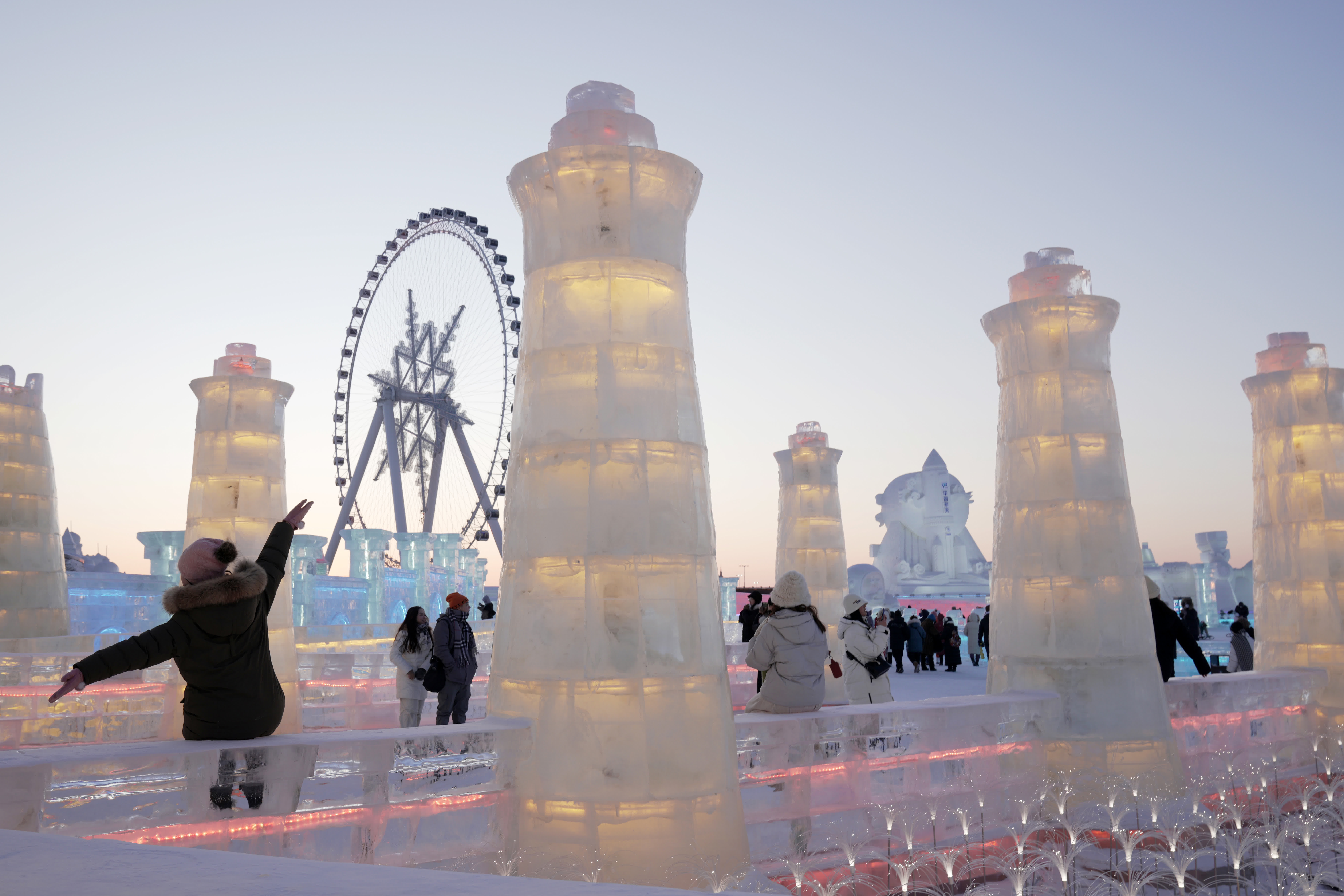 2月2日，遊客在哈爾濱冰雪大世界園區內遊玩、拍照。（新華社）