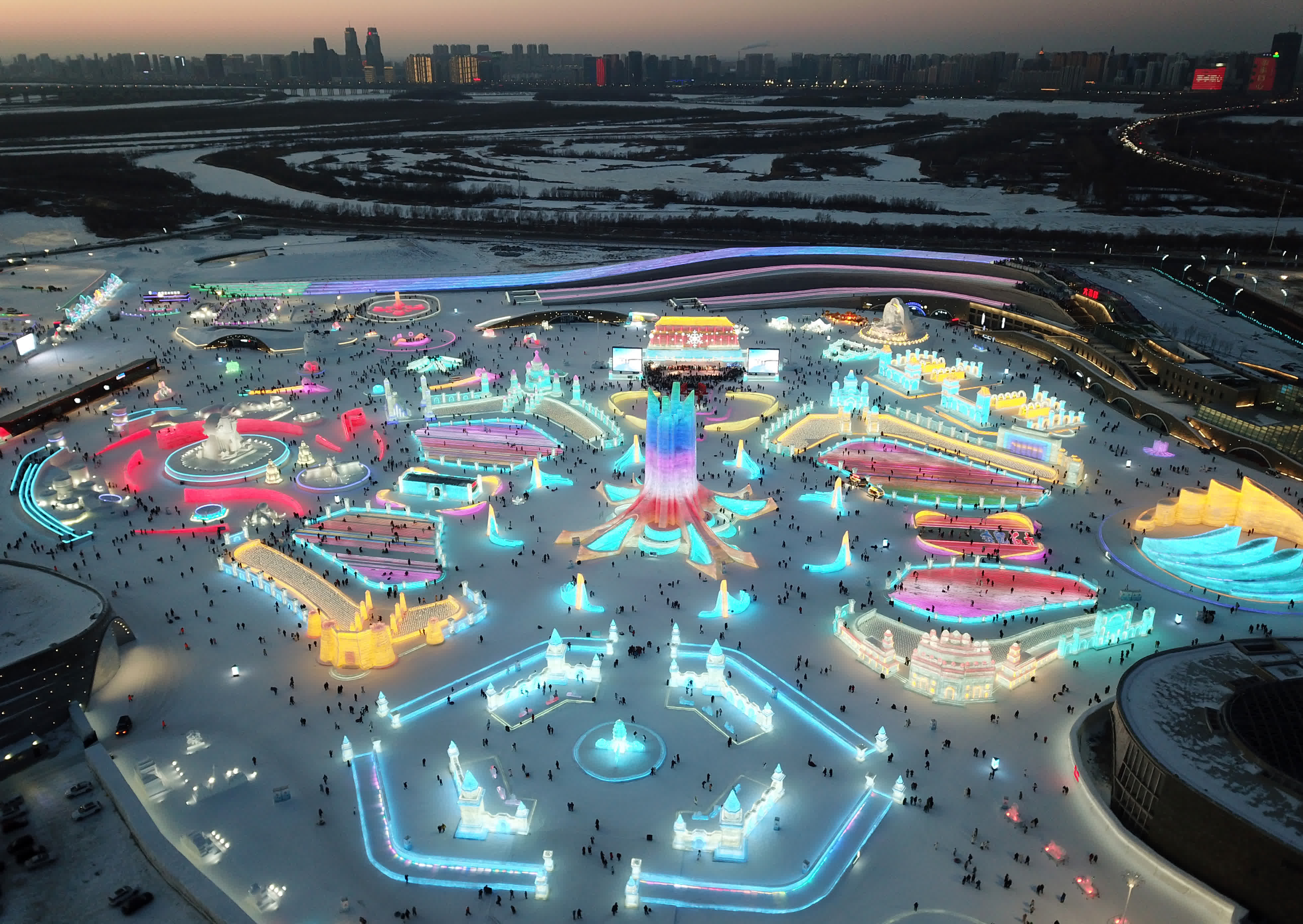 2月2日，遊客在哈爾濱冰雪大世界園區內遊玩（無人機照片）。（新華社）