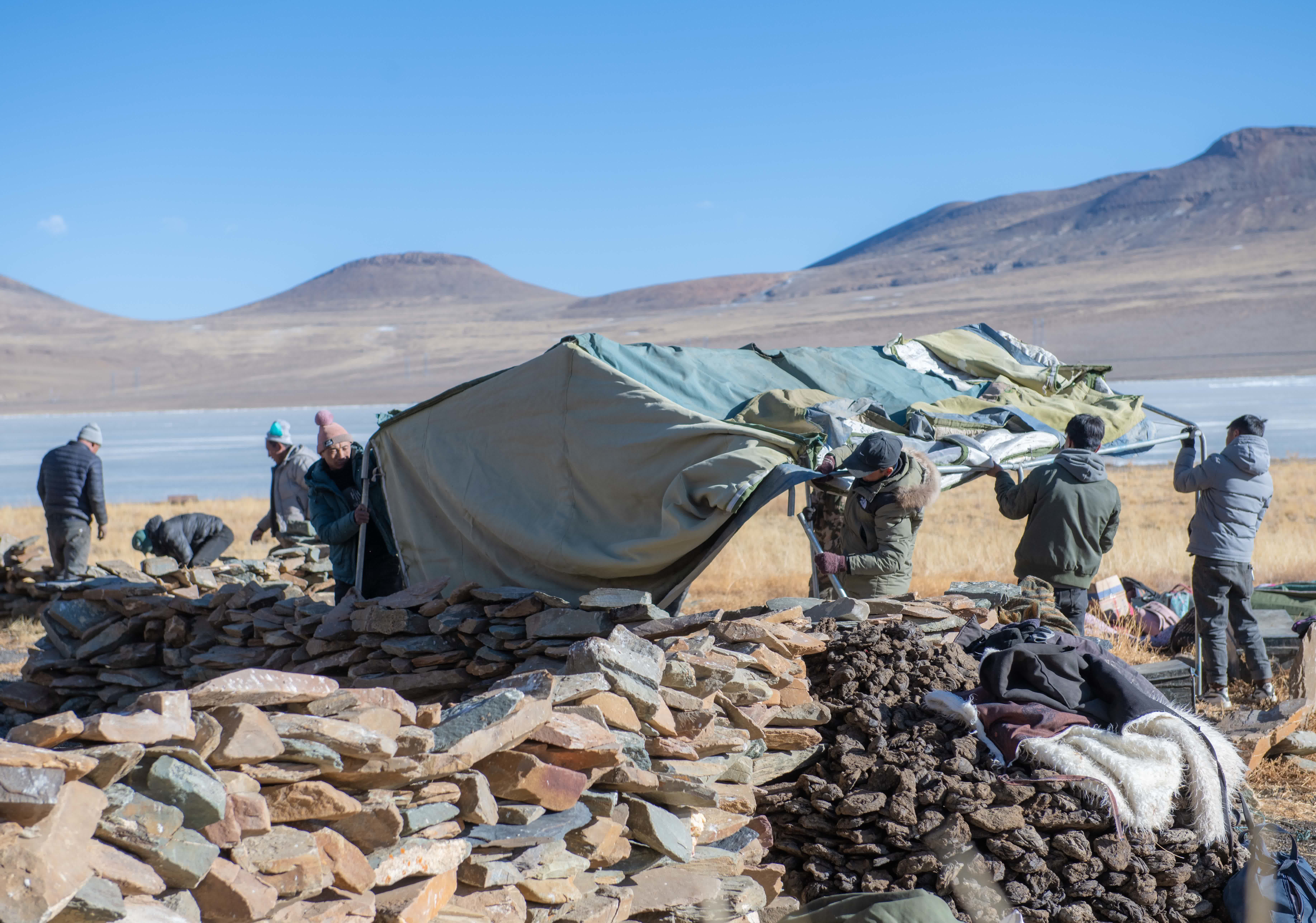 西藏山南市浪卡子縣推瓦村的牧民抵達湖心島，搭建帳篷。（中新社）