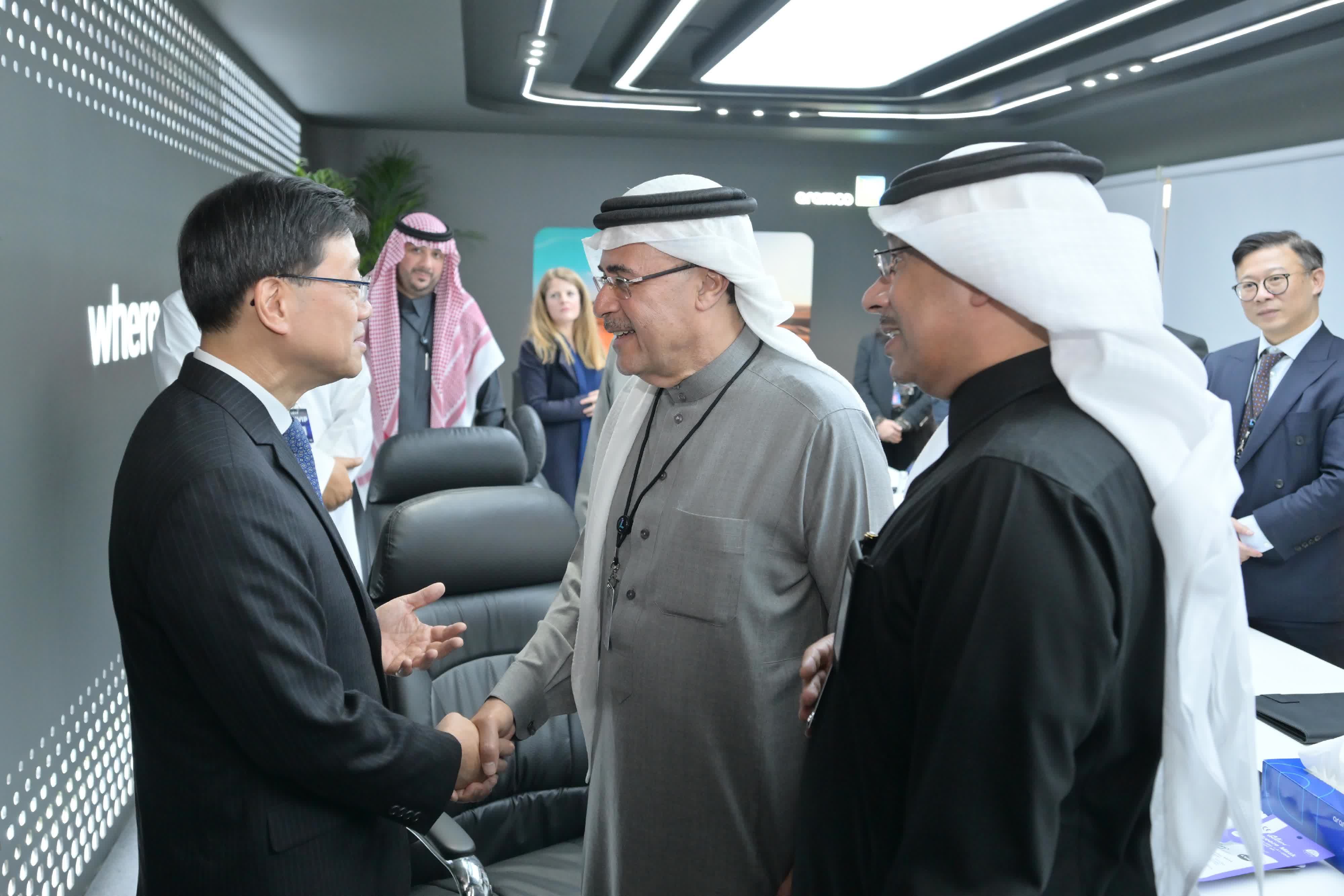 行政長官李家超在沙特阿拉伯利雅得LEAP 2023科技展與沙特阿美主席及行政總裁Amin H Nasser（右二）會面。