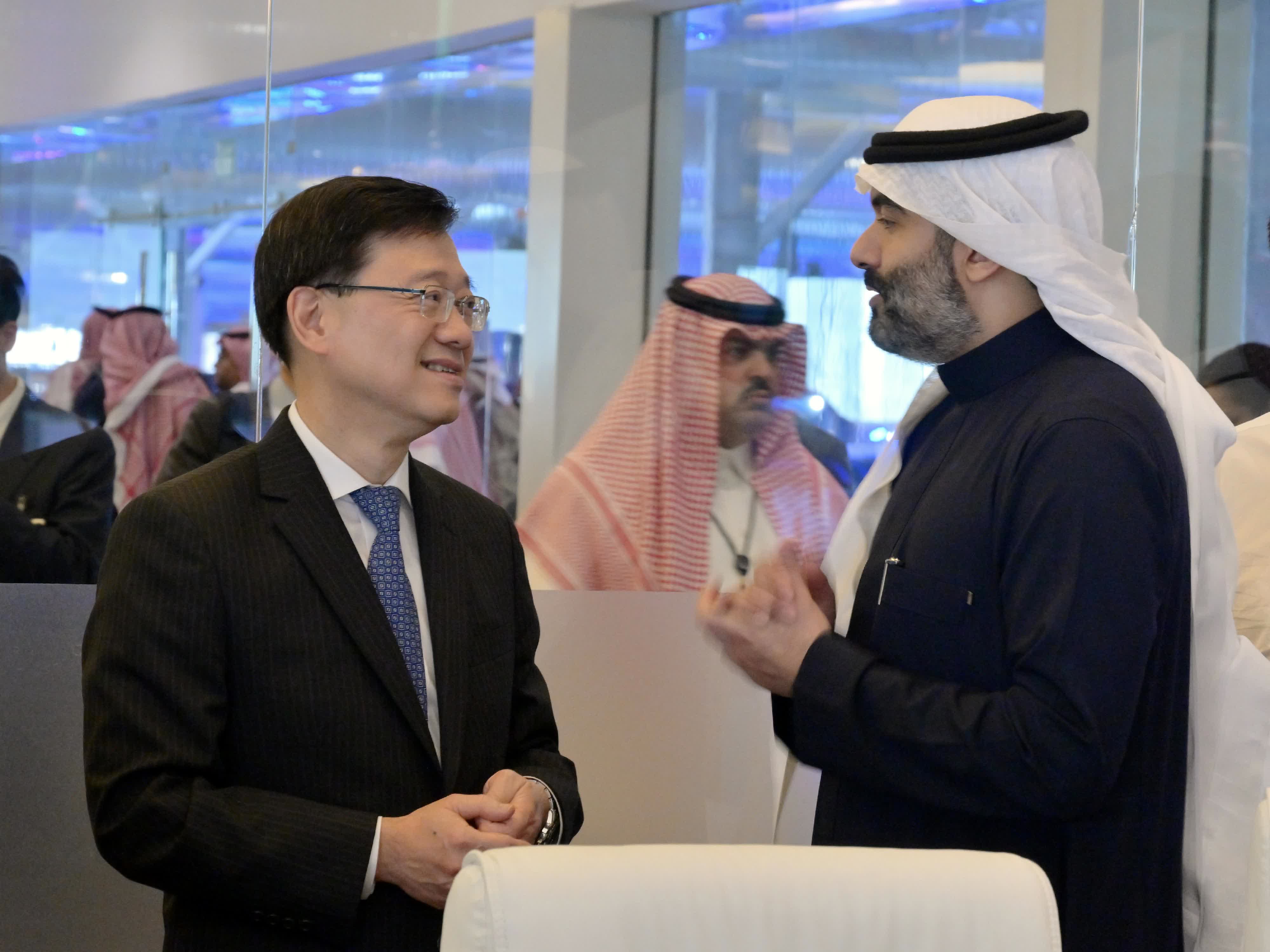 行政長官李家超（左）在沙特阿拉伯利雅得LEAP 2023 科技展與沙特阿拉伯通訊與資訊科技大臣Abdullah Alswaha（右）會面。