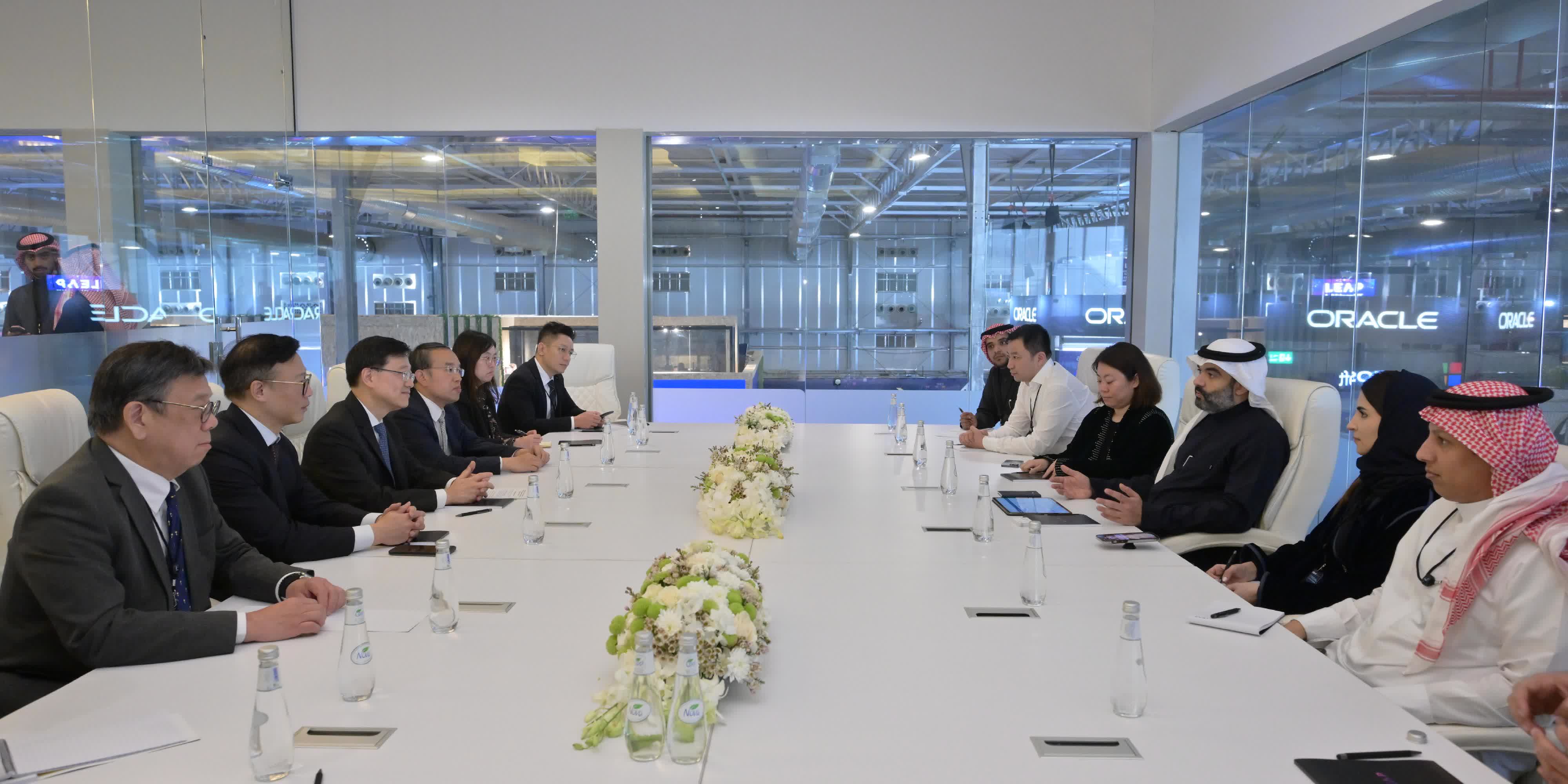 行政長官李家超（左三）在沙特阿拉伯利雅得LEAP 2023 科技展與沙特阿拉伯通訊與資訊科技大臣Abdullah Alswaha（右三）會面。