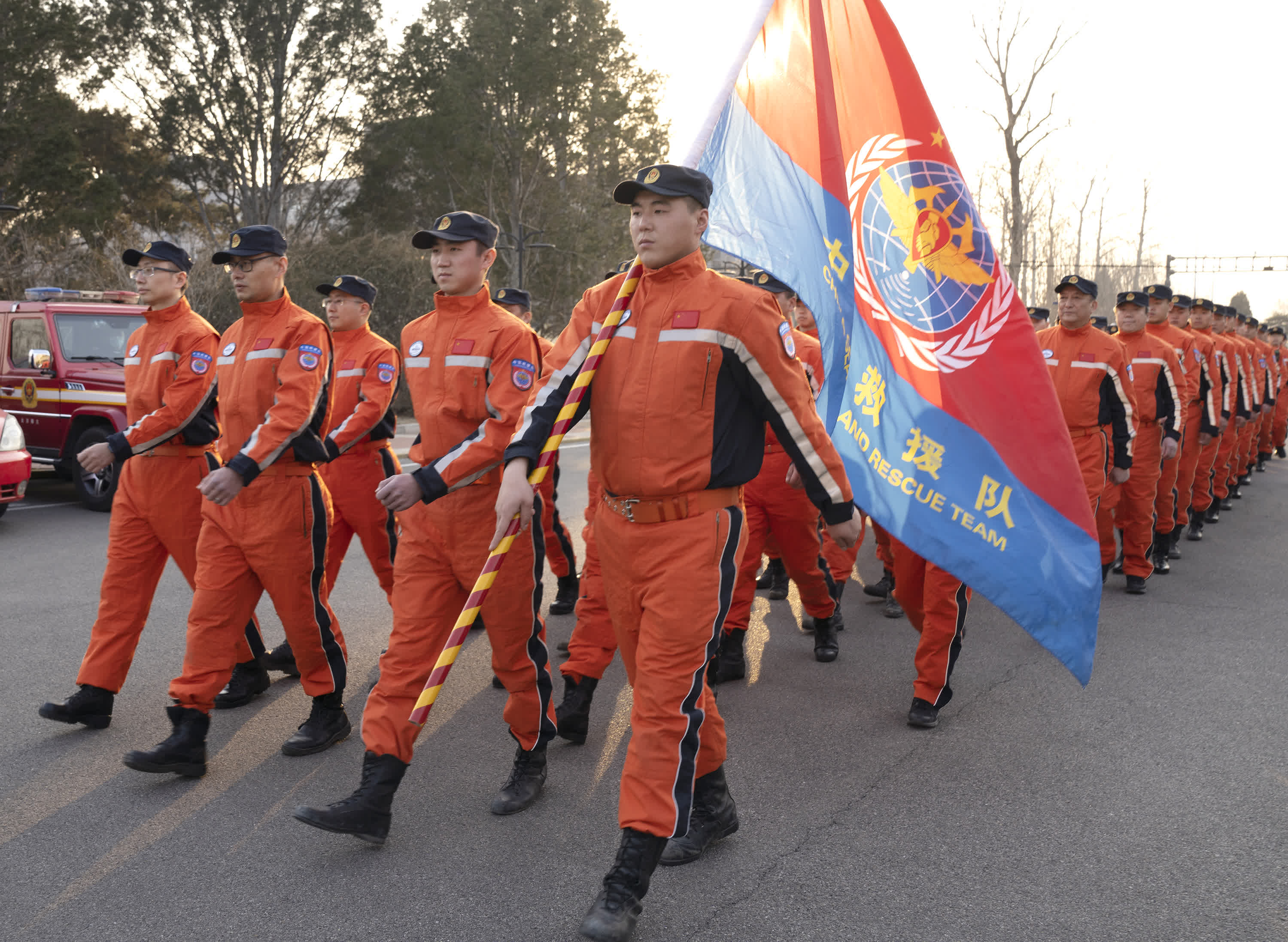 2月7日，中國救援隊在首都機場列隊行進。（新華社）