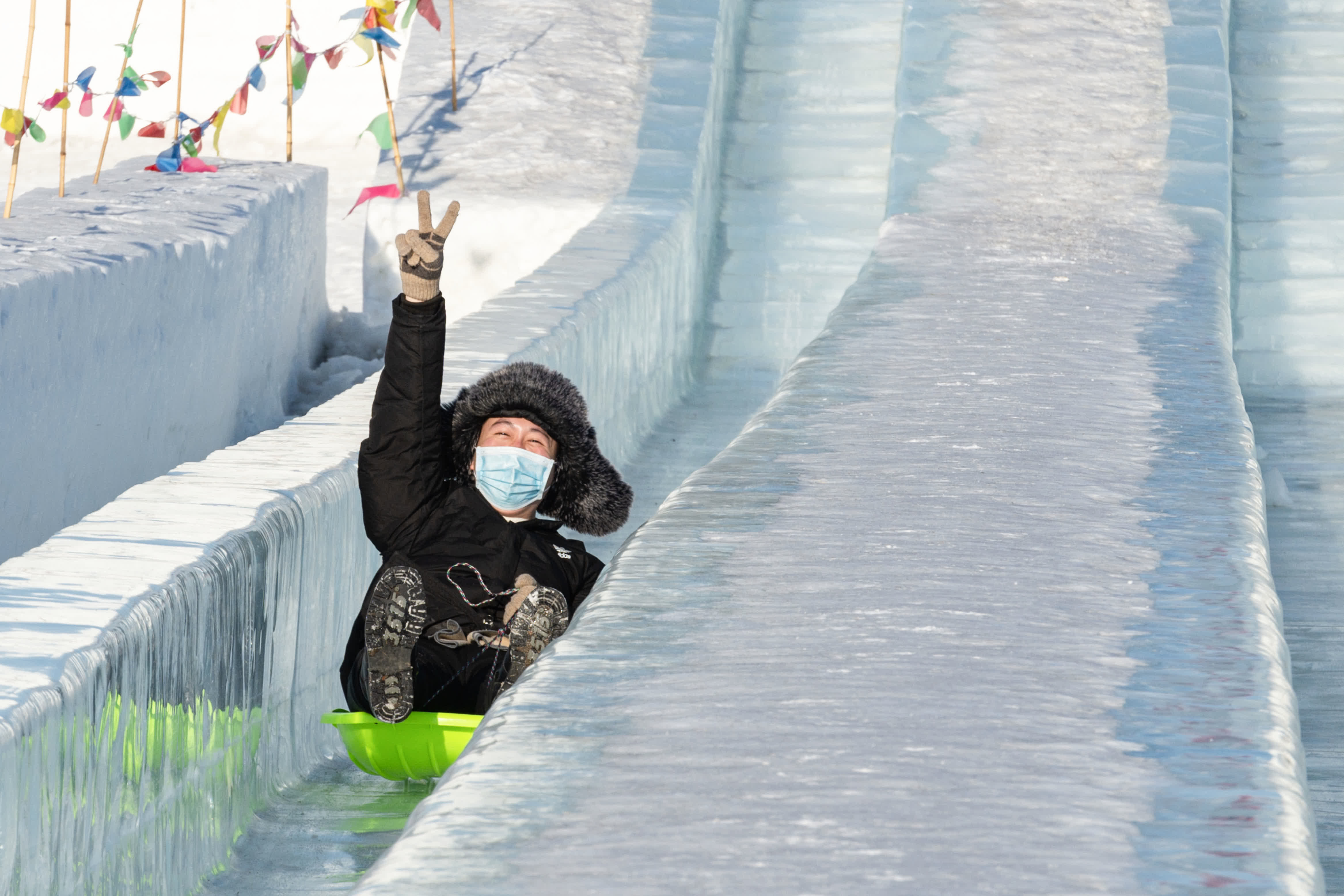 2月25日，遊客在哈爾濱太陽島雪博會園區遊玩。